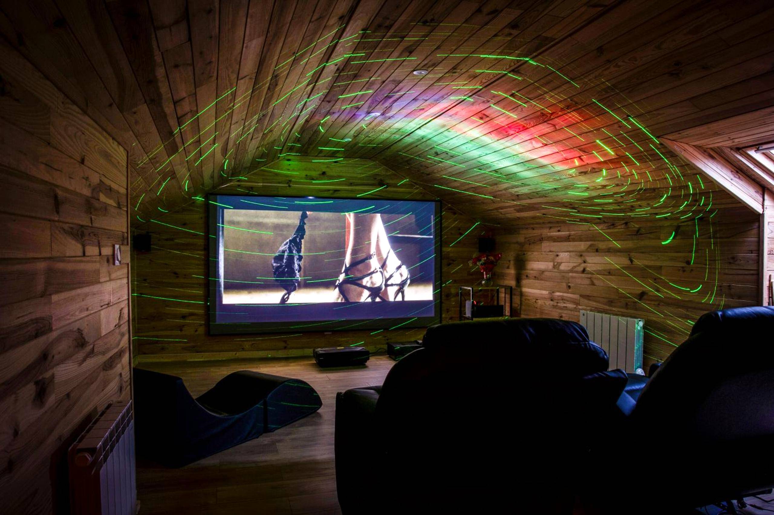 Salle de cinéma privée sous combles boisés - La prestigieuse Sauna Balnéo Ciné