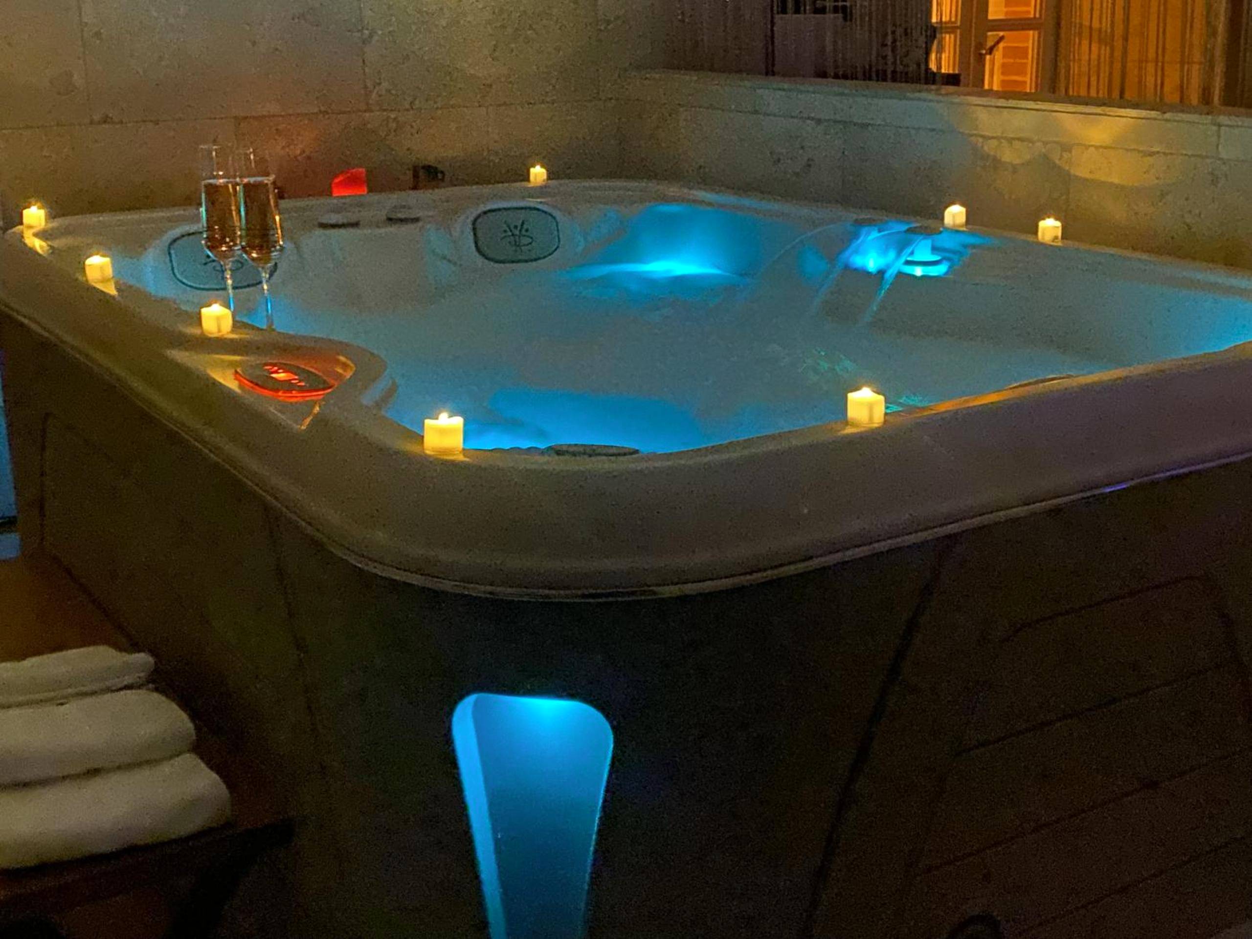 Photo du logement - LE PRIEURE - Suites romantiques spa privatif, piscine, jardin, massages proche de Toulouse