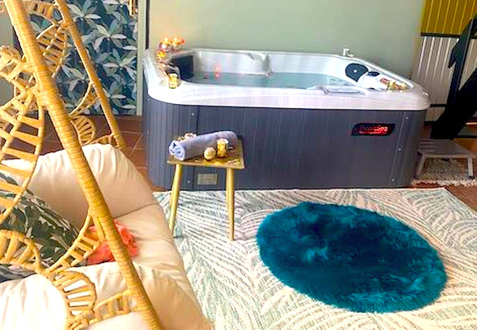 Photo du logement - LE PRIEURE - Suites romantiques spa privatif, piscine, jardin, massages proche de Toulouse