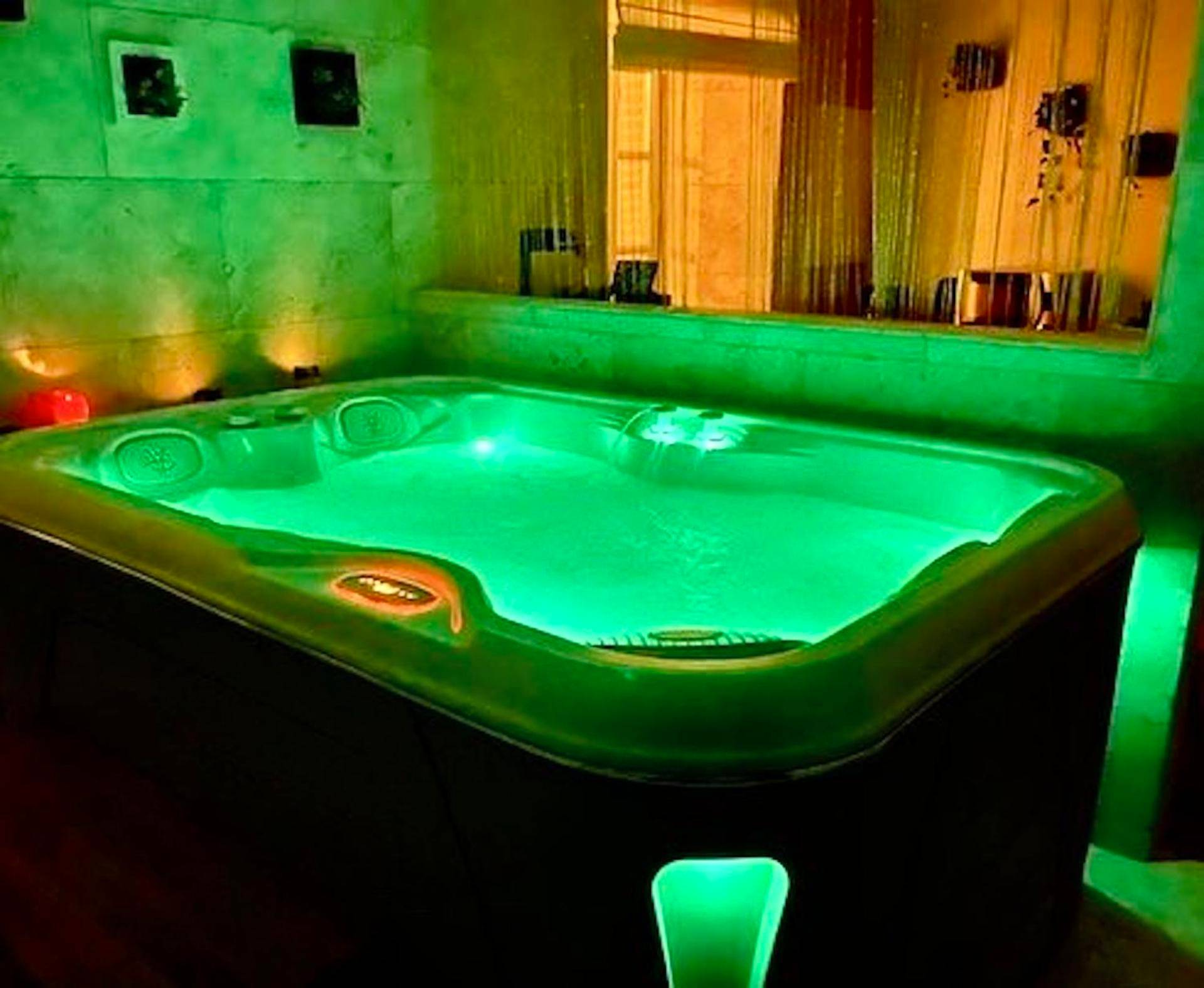 Photo du logement - LE PRIEURE - Suites romantiques spa privatif, piscine, jardin, massages proche de Toulouse - Verfeil