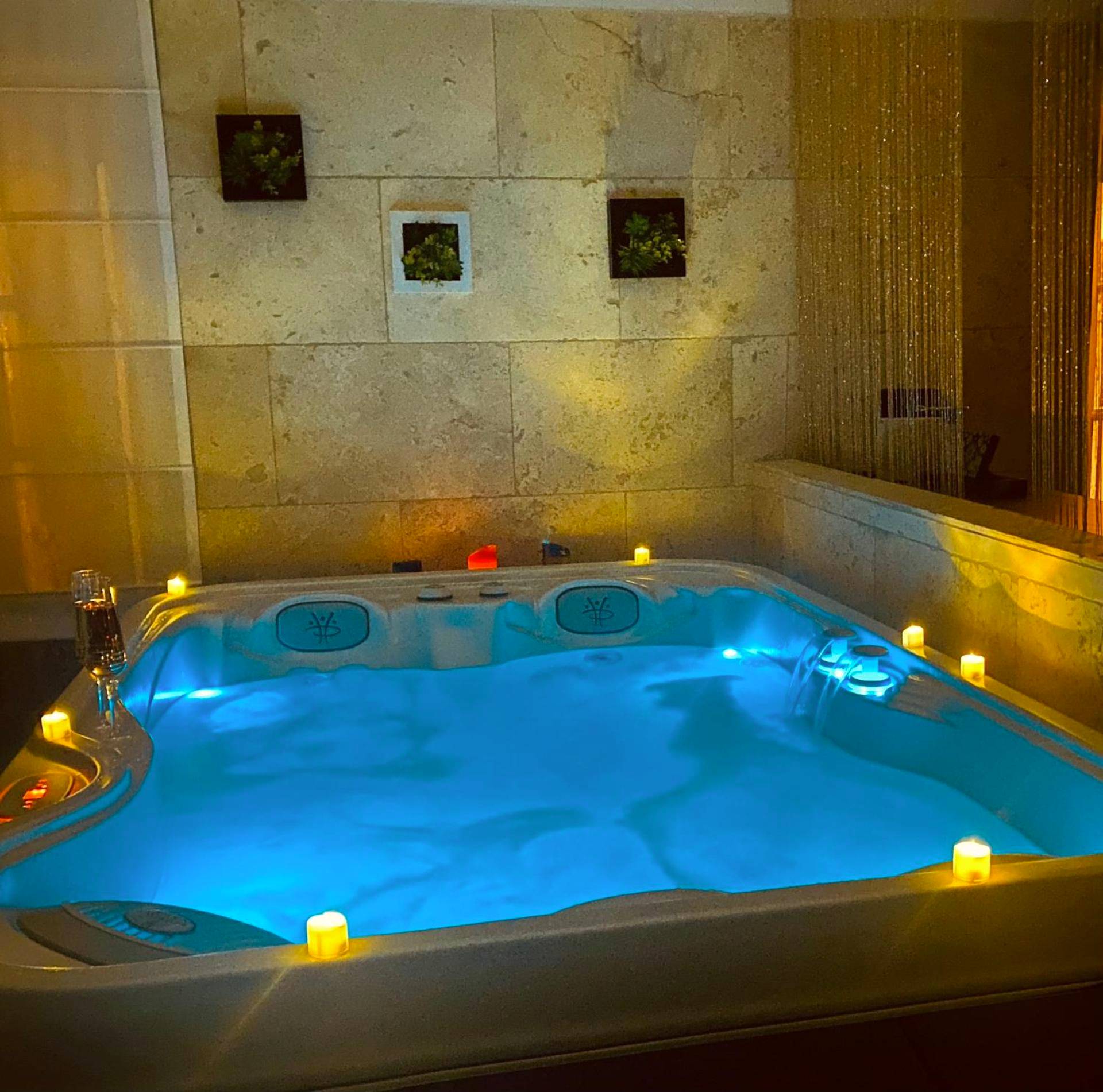 Photo du logement - LE PRIEURE - Suites romantiques spa privatif, piscine, jardin, massages proche de Toulouse