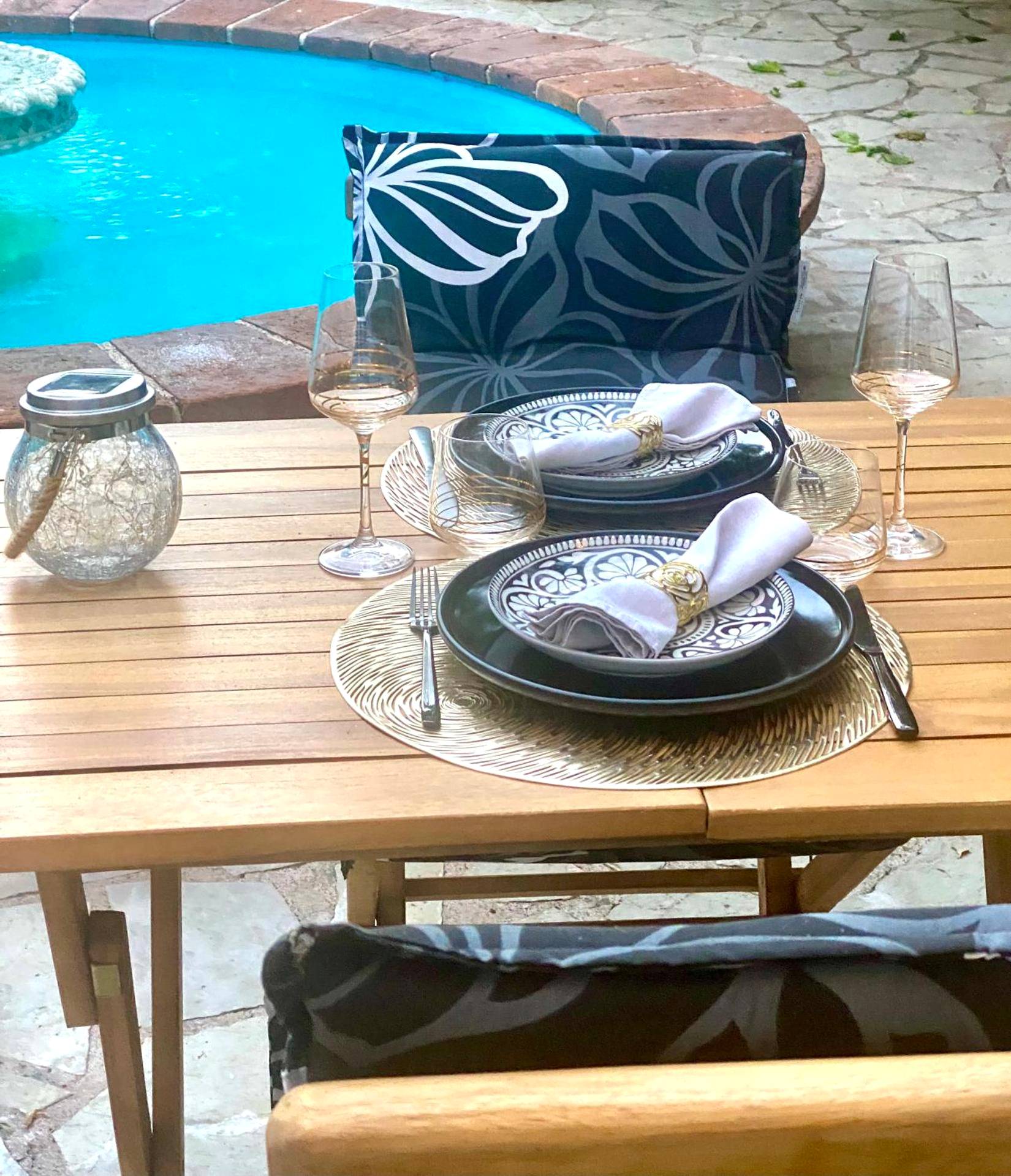 Table dressée en extérieur au bord de la piscine - LE PRIEURE - Suites romantiques spa privatif, piscine, jardin,...