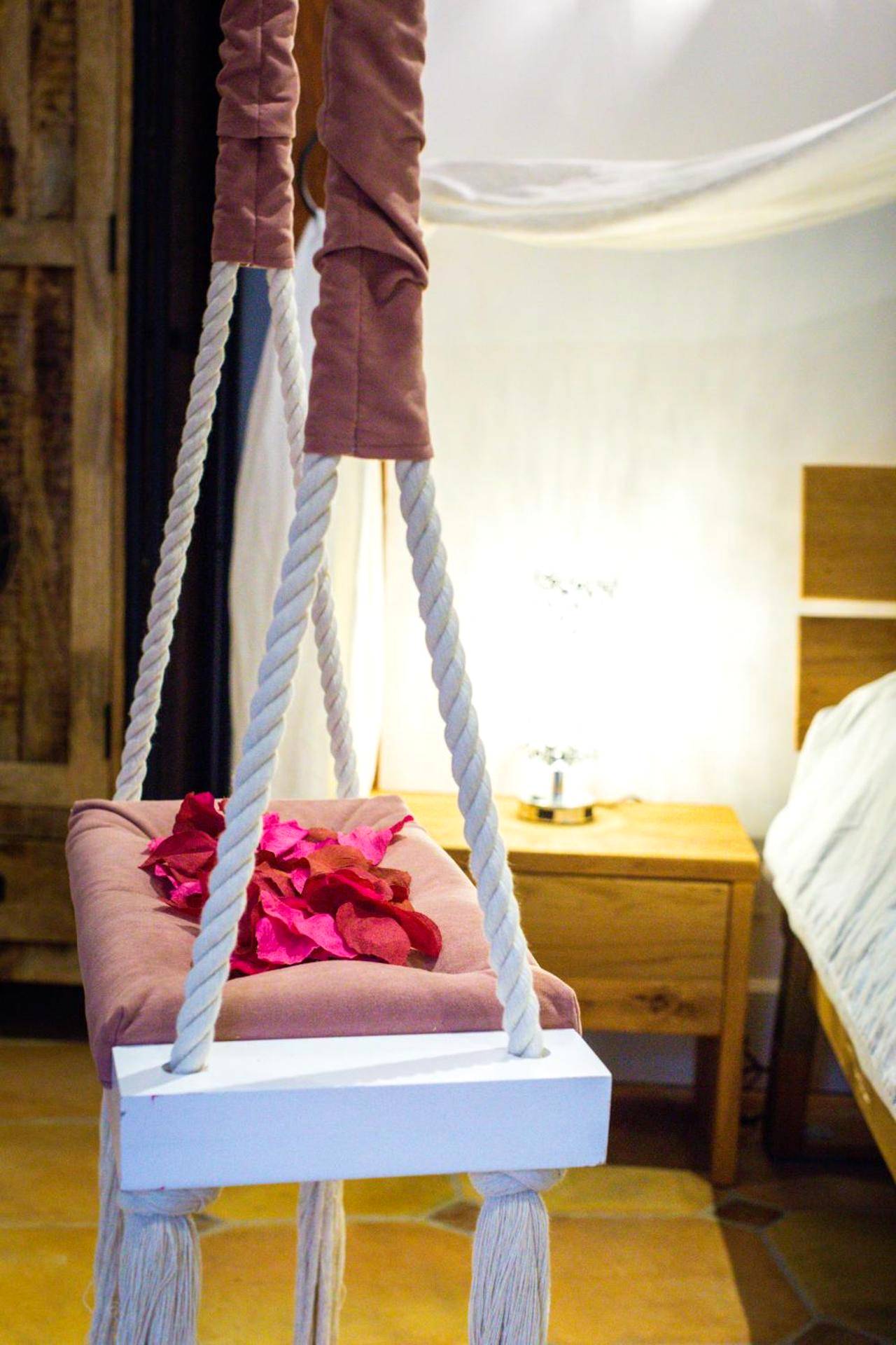 Photo du logement - LE PRIEURE - Suites romantiques spa privatif, piscine, jardin, massages proche de Toulouse