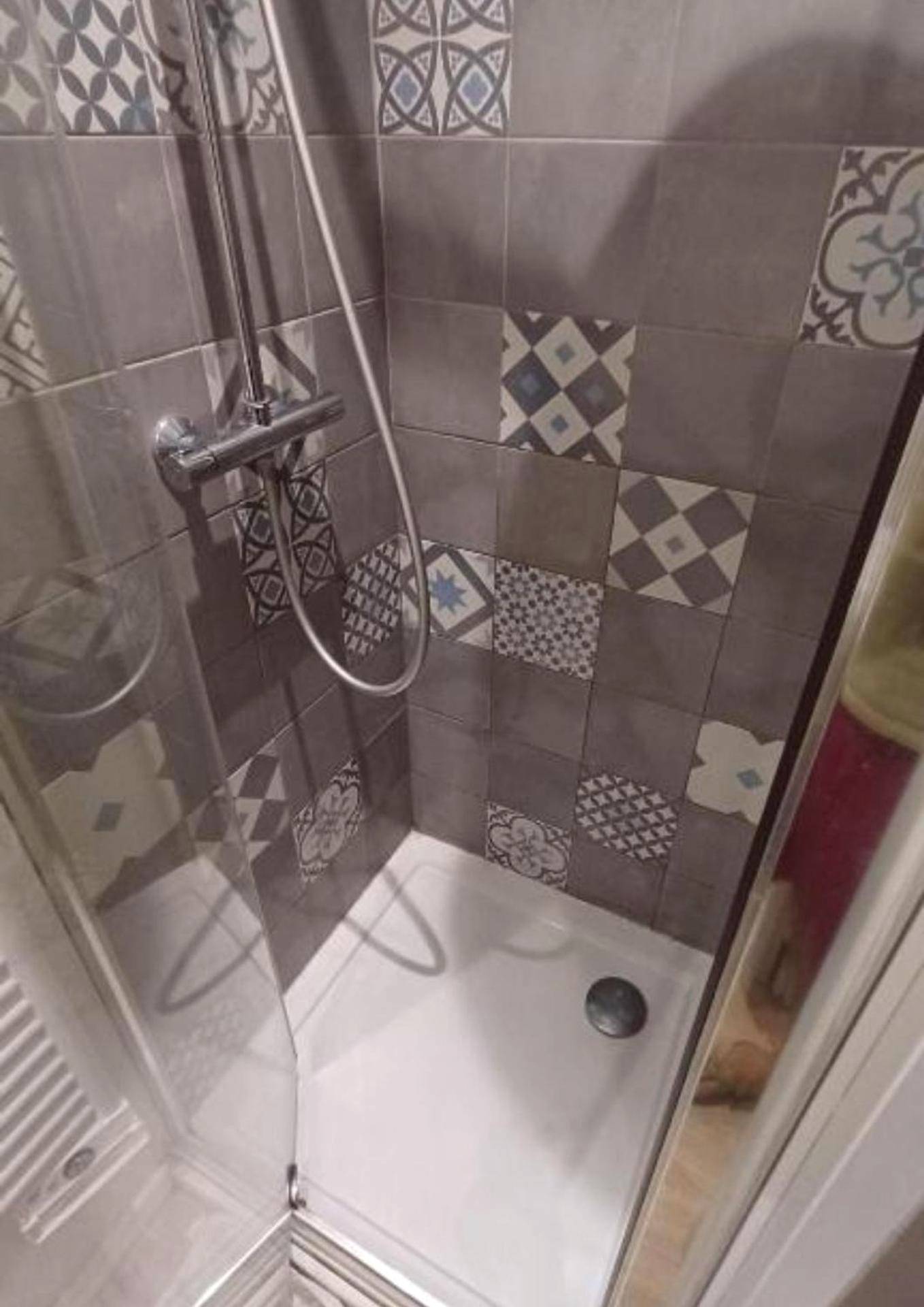 Douche à l'italienne avec carrelage graphique - Priv8Spa New Love Room Jacuzzi Privée