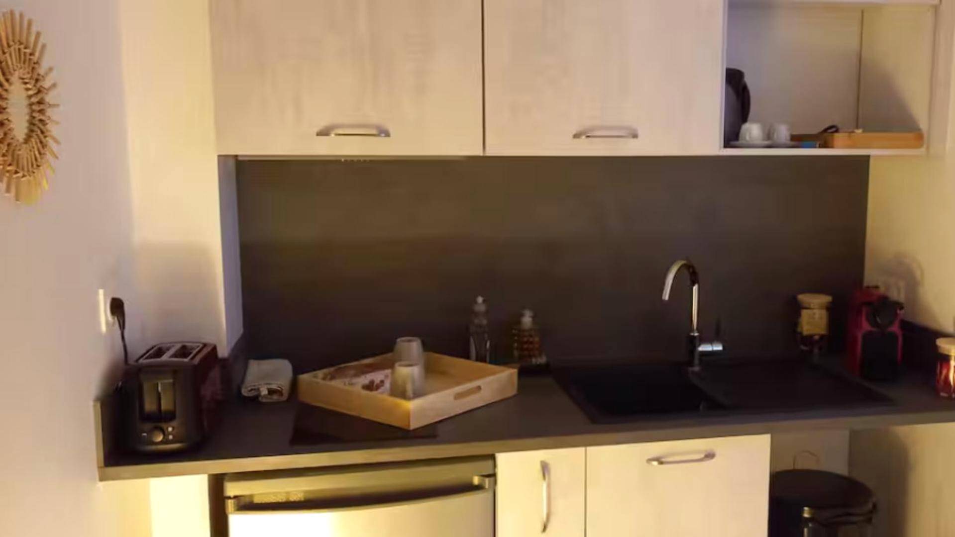 Kitchenette équipée avec plateau de courtoisie - Priv8Spa New Love Room Jacuzzi Privée