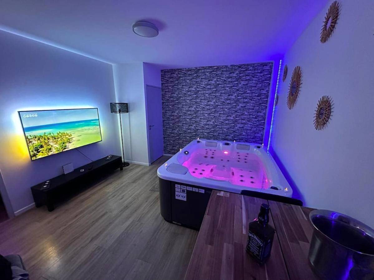 Baignoire balnéo éclairée et grand écran TV - Priv8Spa New Love Room Jacuzzi Privée