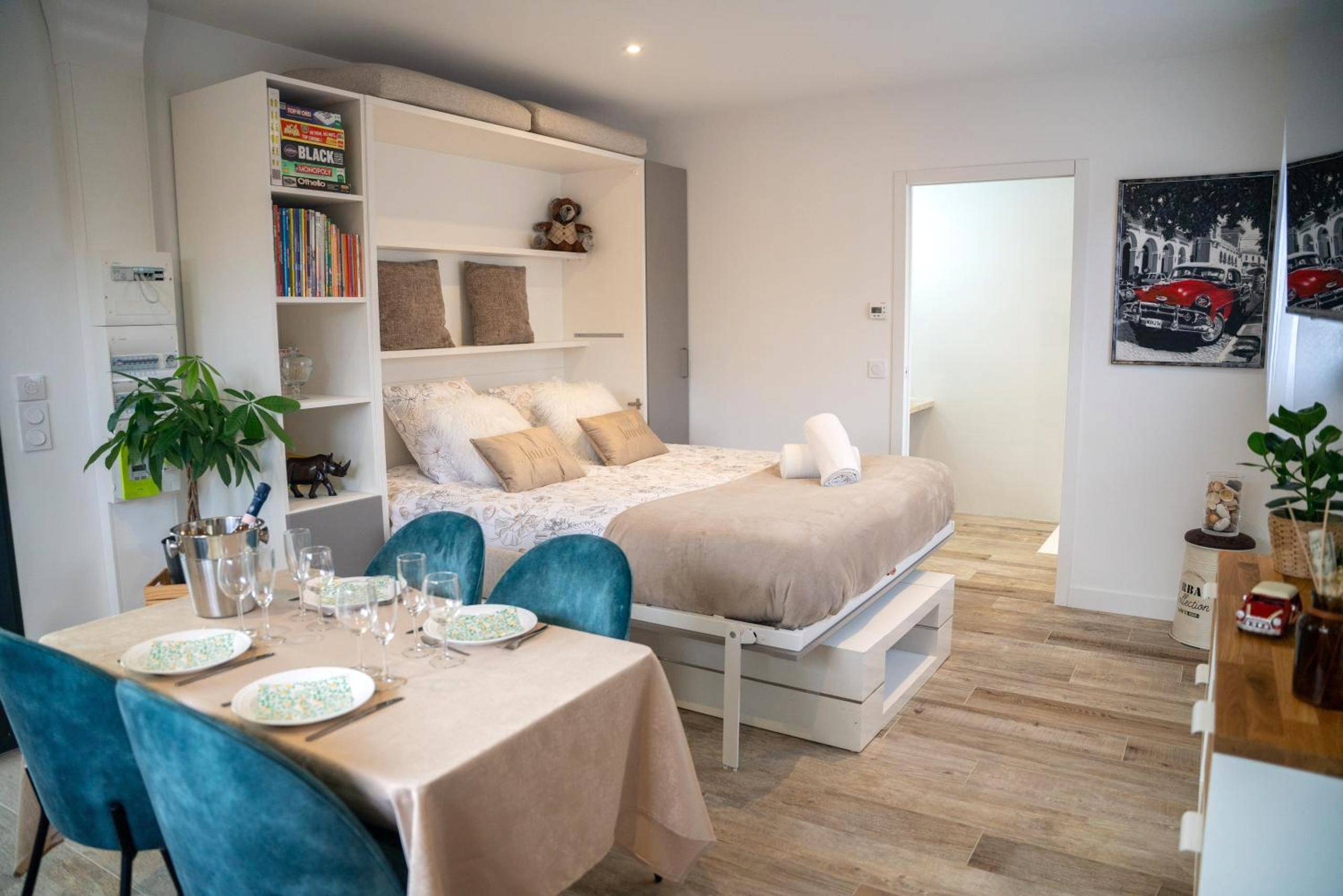 Pièce de vie avec lit escamotable et coin repas - Projecteur sur ma bulle - Studio Viens dans ma bulle avec JACUZZI privé