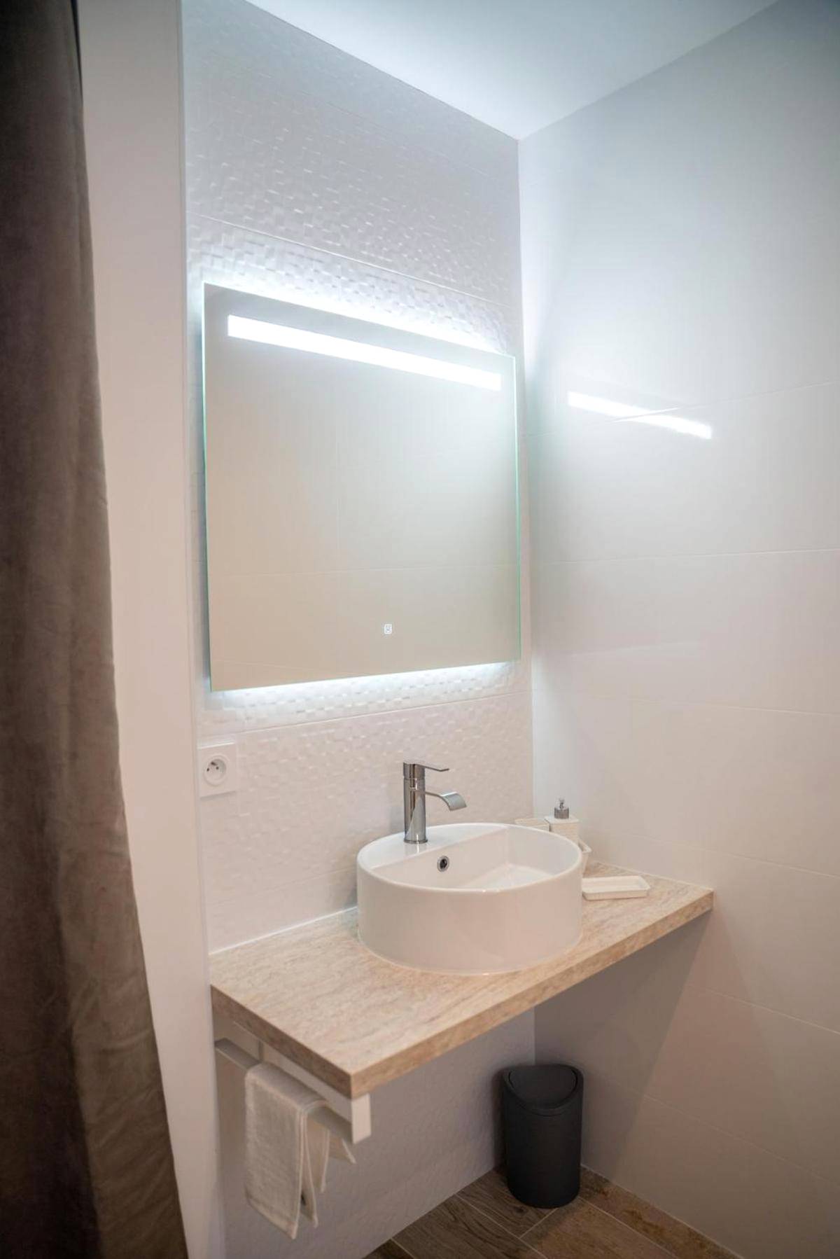 Photo du logement - Projecteur sur ma bulle - Studio Viens dans ma bulle avec JACUZZI privé