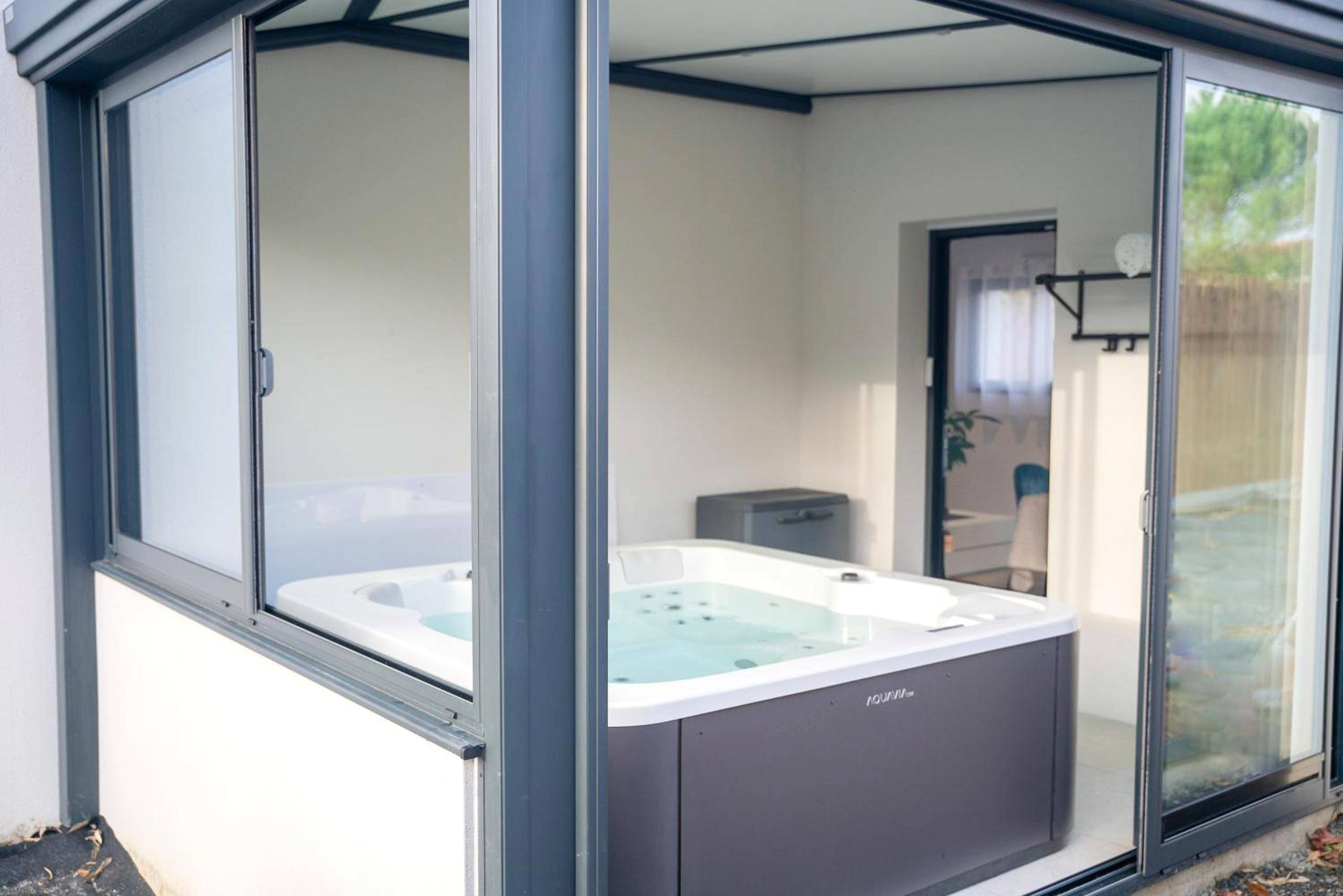 Photo du logement - Projecteur sur ma bulle - Studio Viens dans ma bulle avec JACUZZI privé