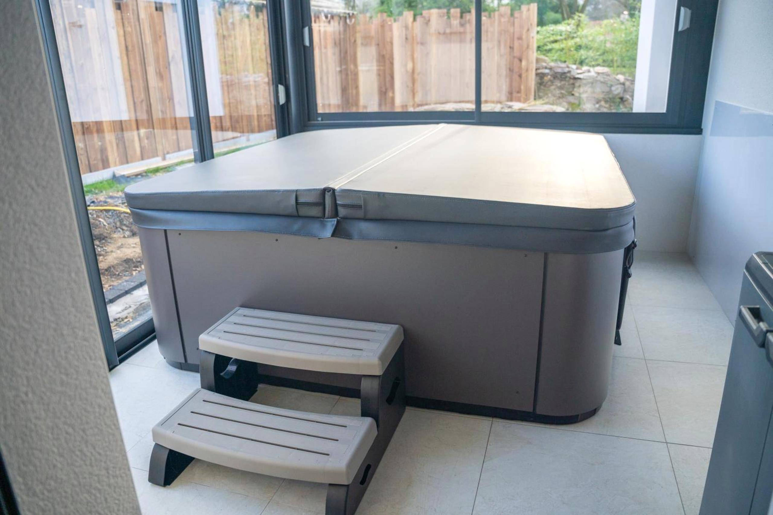 Photo du logement - Projecteur sur ma bulle - Studio Viens dans ma bulle avec JACUZZI privé - Vertou