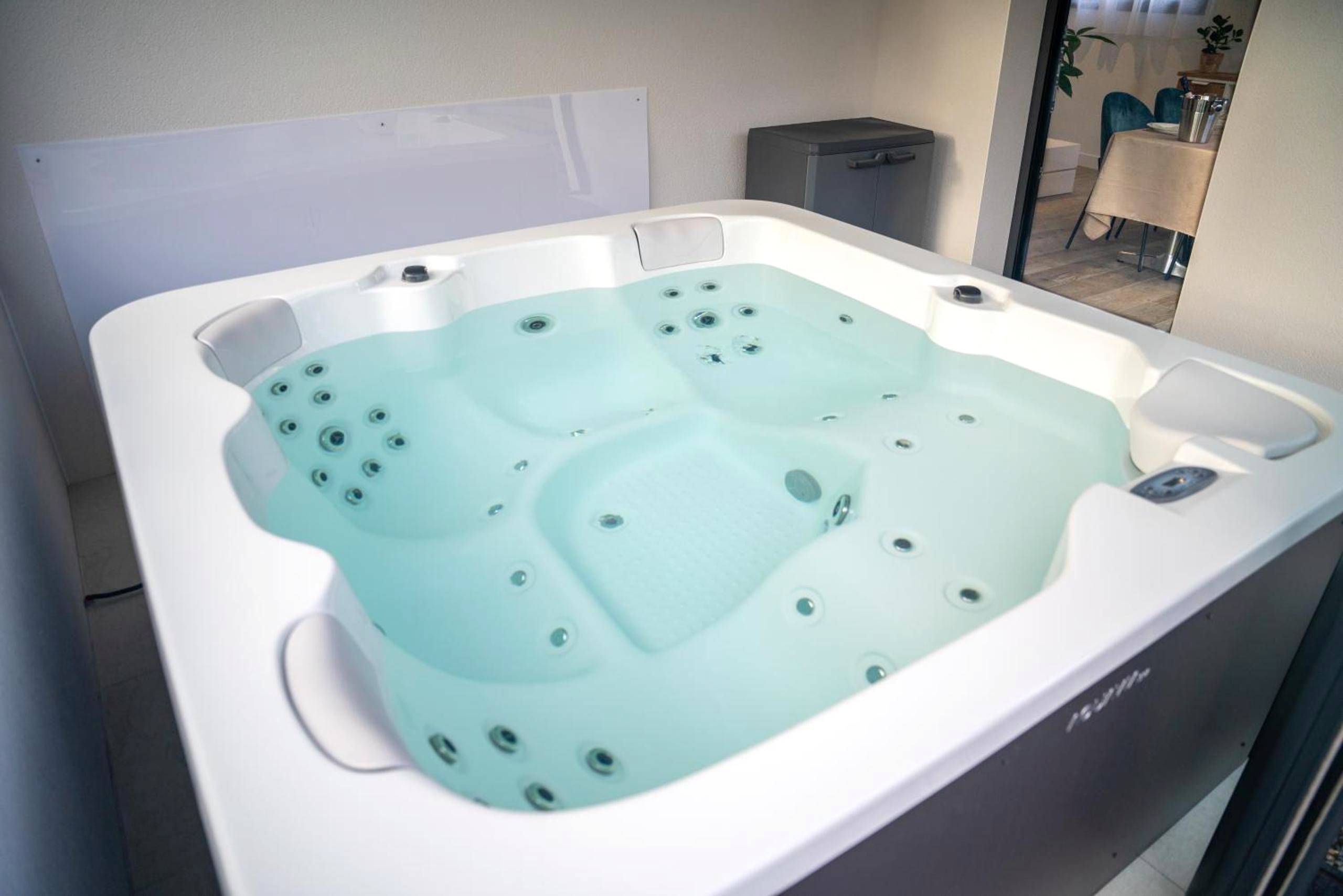 Gros plan sur jacuzzi intérieur avec jets - Projecteur sur ma bulle - Studio Viens dans ma bulle avec JACUZZI privé
