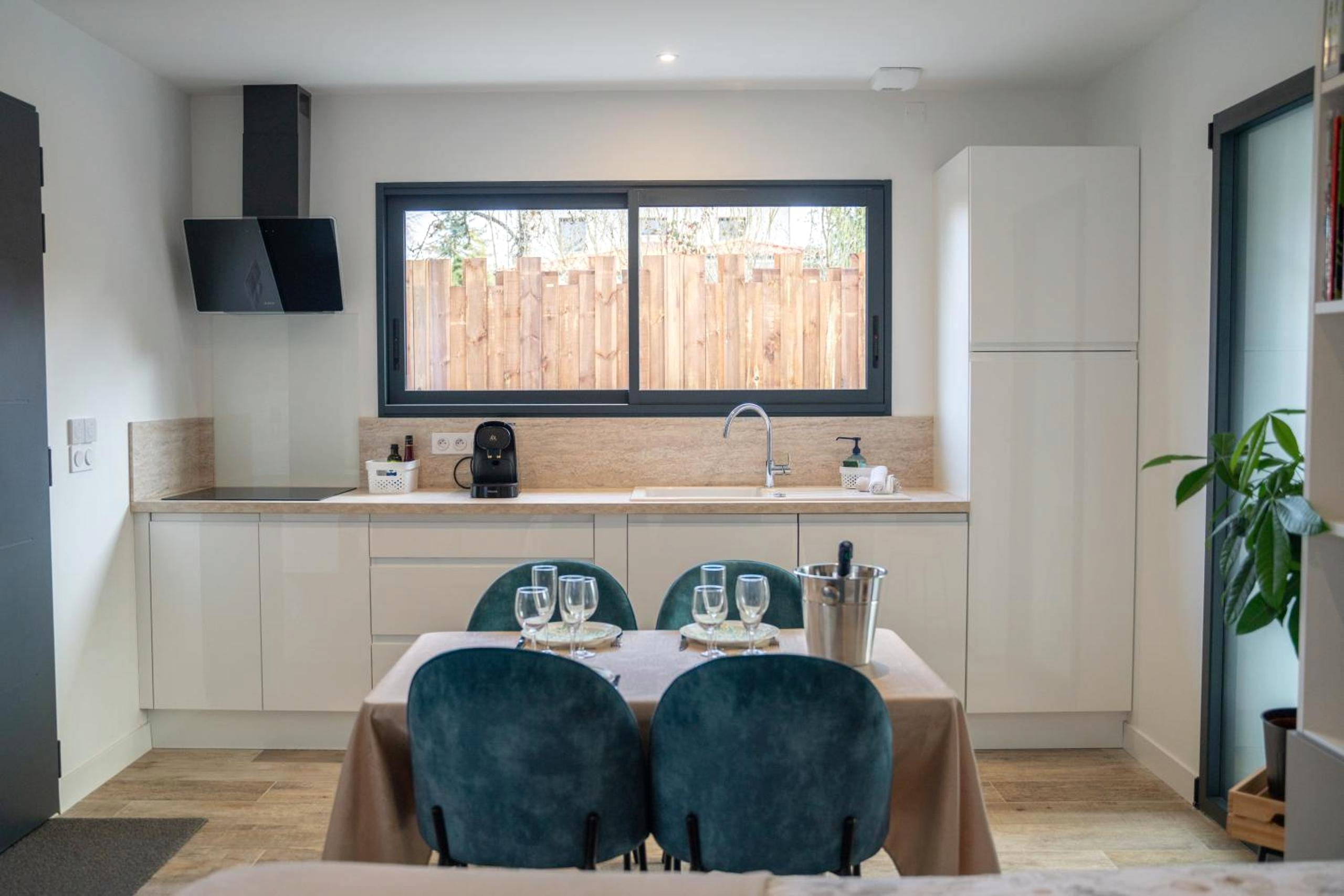 Cuisine équipée moderne et table dressée - Projecteur sur ma bulle - Studio Viens dans ma bulle avec JACUZZI privé