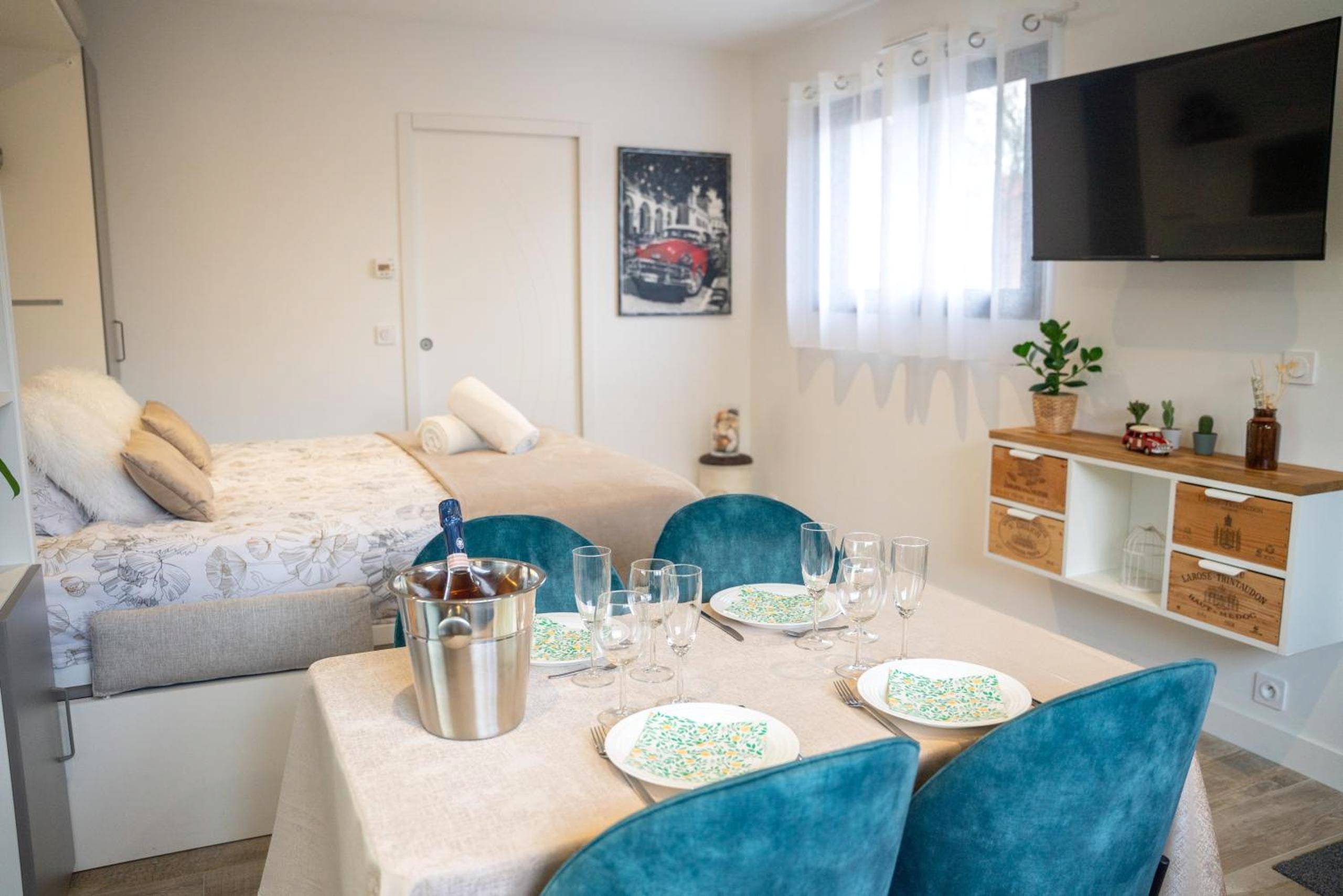 Coin repas romantique avec champagne et TV - Projecteur sur ma bulle - Studio Viens dans ma bulle avec JACUZZI privé