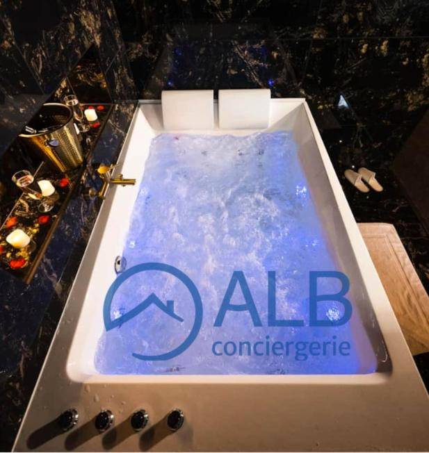 Baignoire balnéo avec éclairage LED bleu - Love Room Hennebont - Promesse d'une nuit avec Balnéo privative