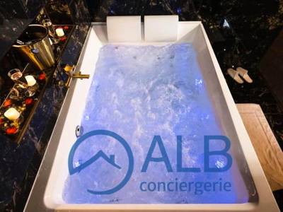Baignoire balnéo avec éclairage LED bleu - Love Room Hennebont - Promesse d'une nuit avec Balnéo privative
