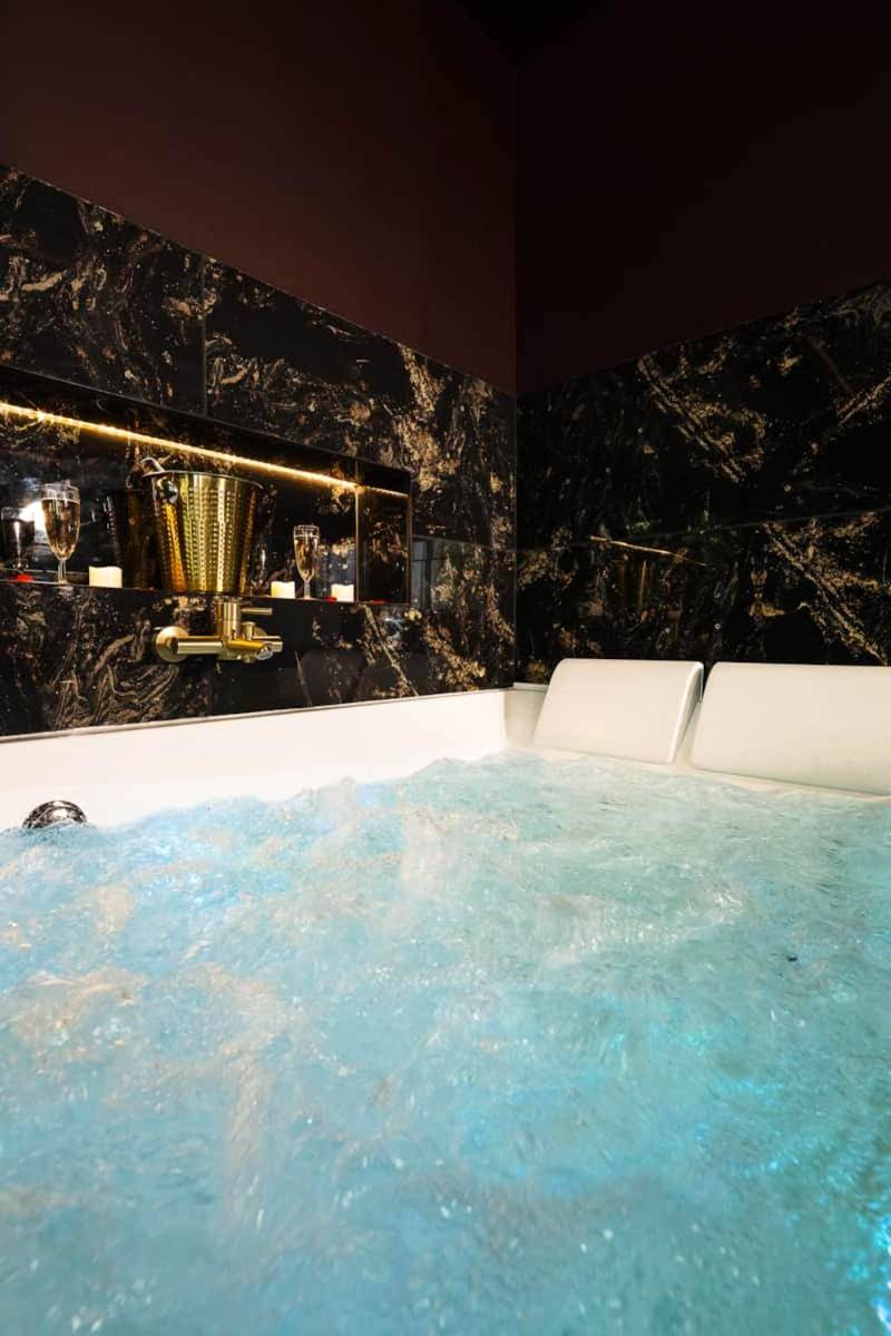 Baignoire hydromassante et mur en marbre noir - Promesse d'une nuit avec Balnéo privative