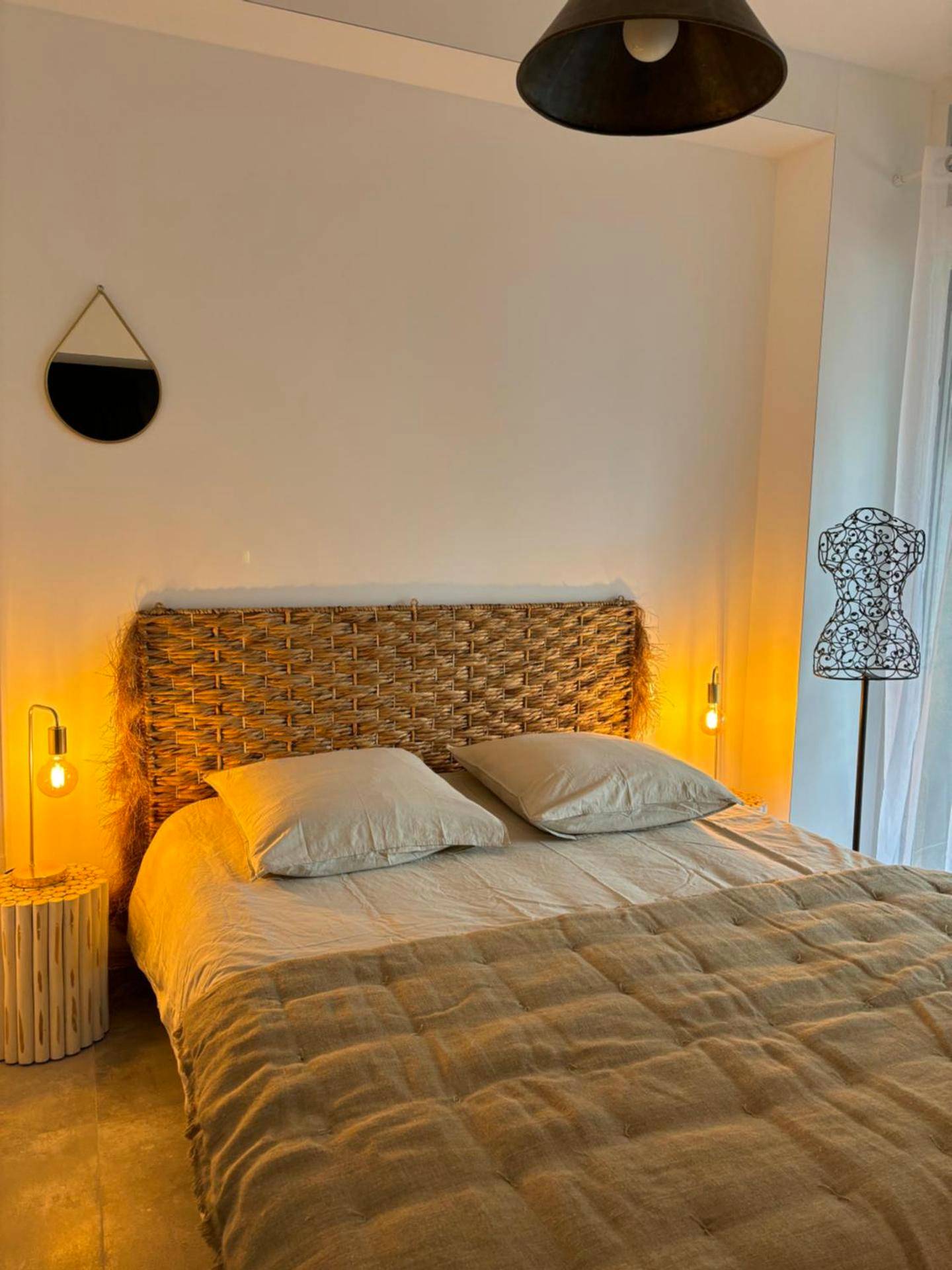 Lit double avec tête de lit en osier tressé - Appartement cosy Quissac avec Jacuzzi