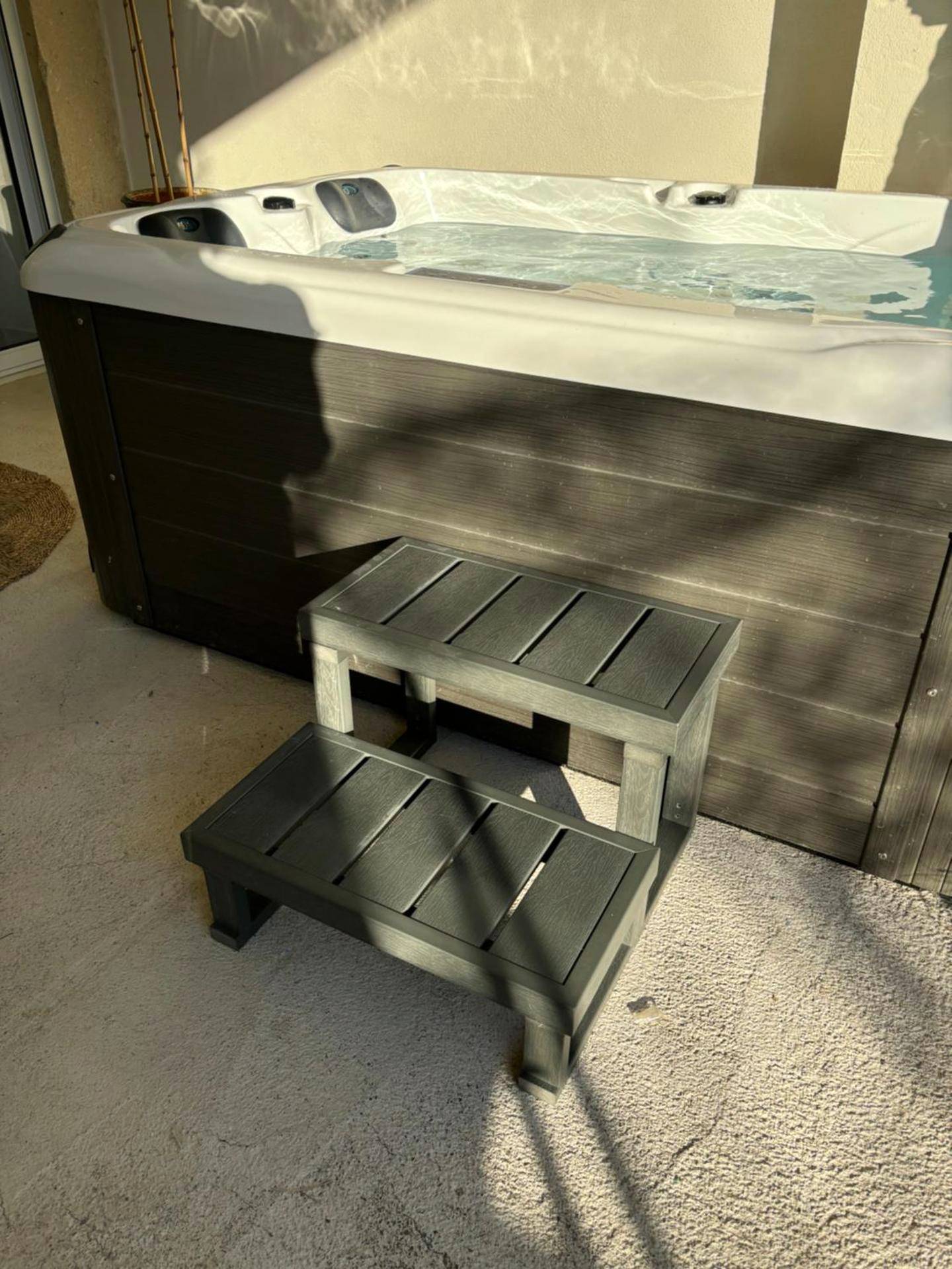 Zoom sur les marches d'accès au jacuzzi - Appartement cosy Quissac avec Jacuzzi