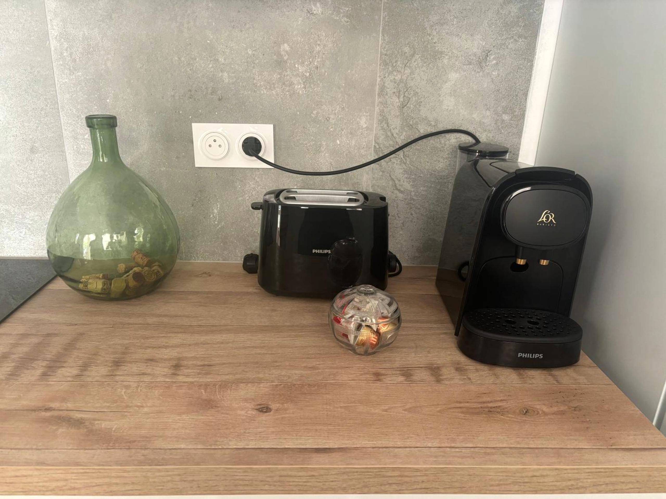 Machine à café et grille - pain sur plan de travail - Appartement cosy Quissac avec Jacuzzi