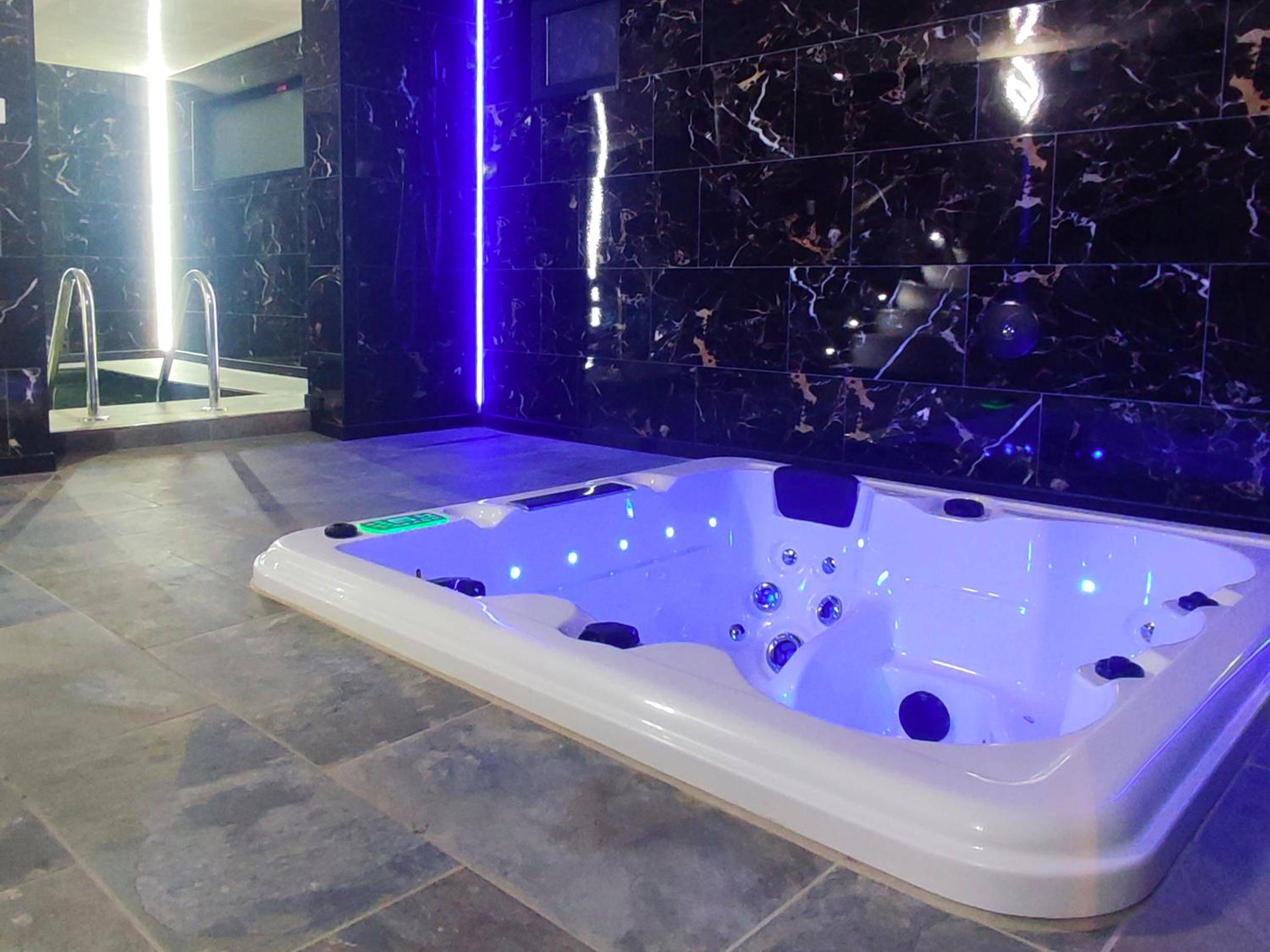 Jacuzzi privatif avec éclairage LED bleu - R luxury piscine et spa privatifs