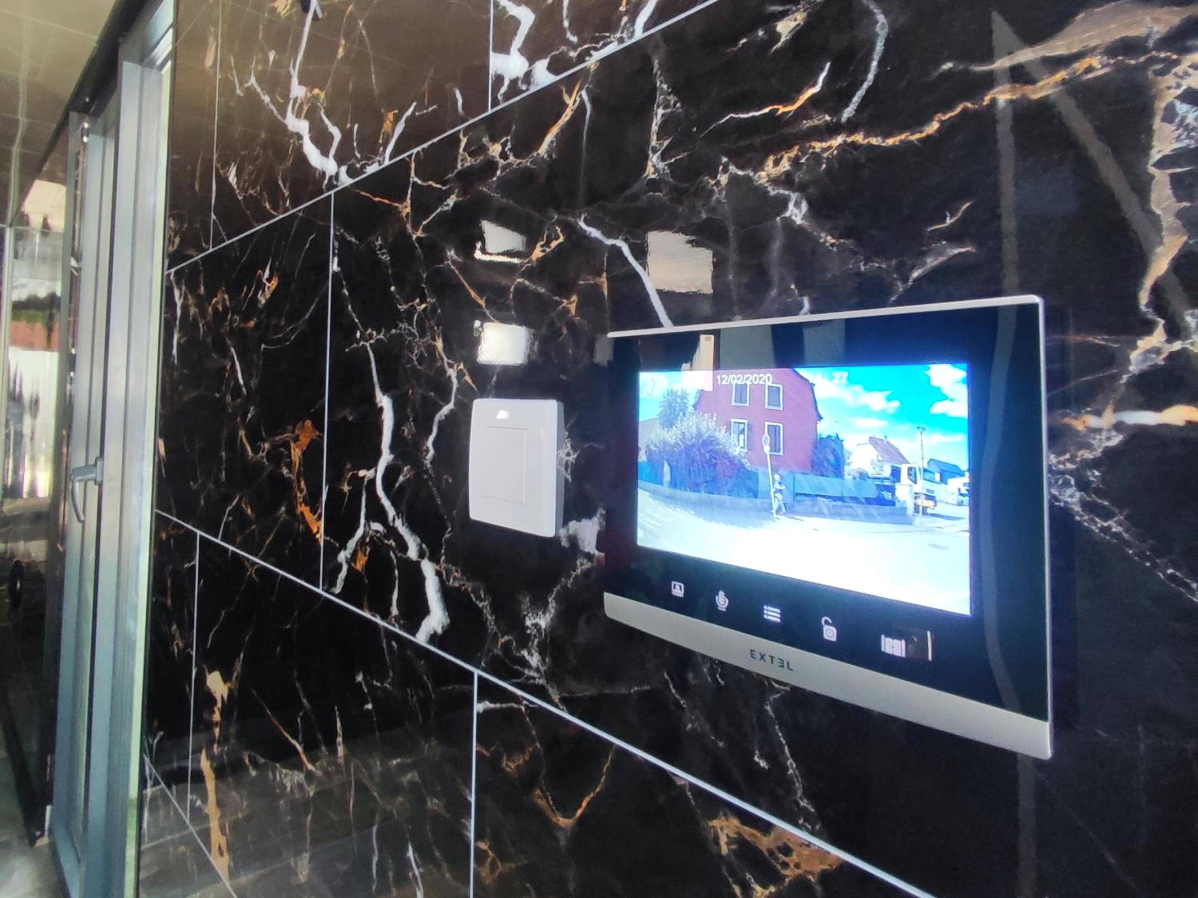 Écran de contrôle tactile sur mur en marbre - R luxury piscine et spa privatifs