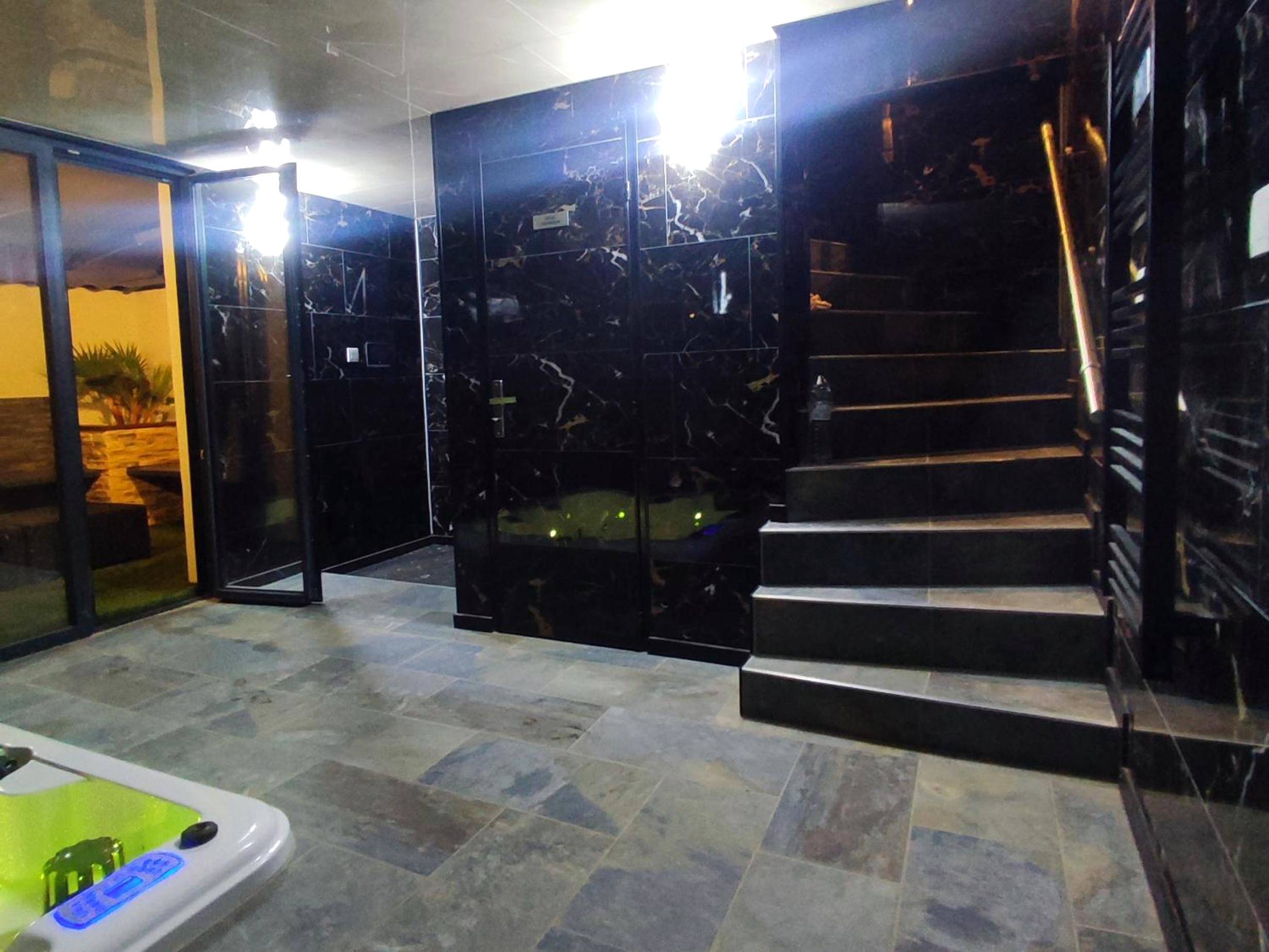 Photo du logement - R luxury piscine et spa privatifs - Colmar