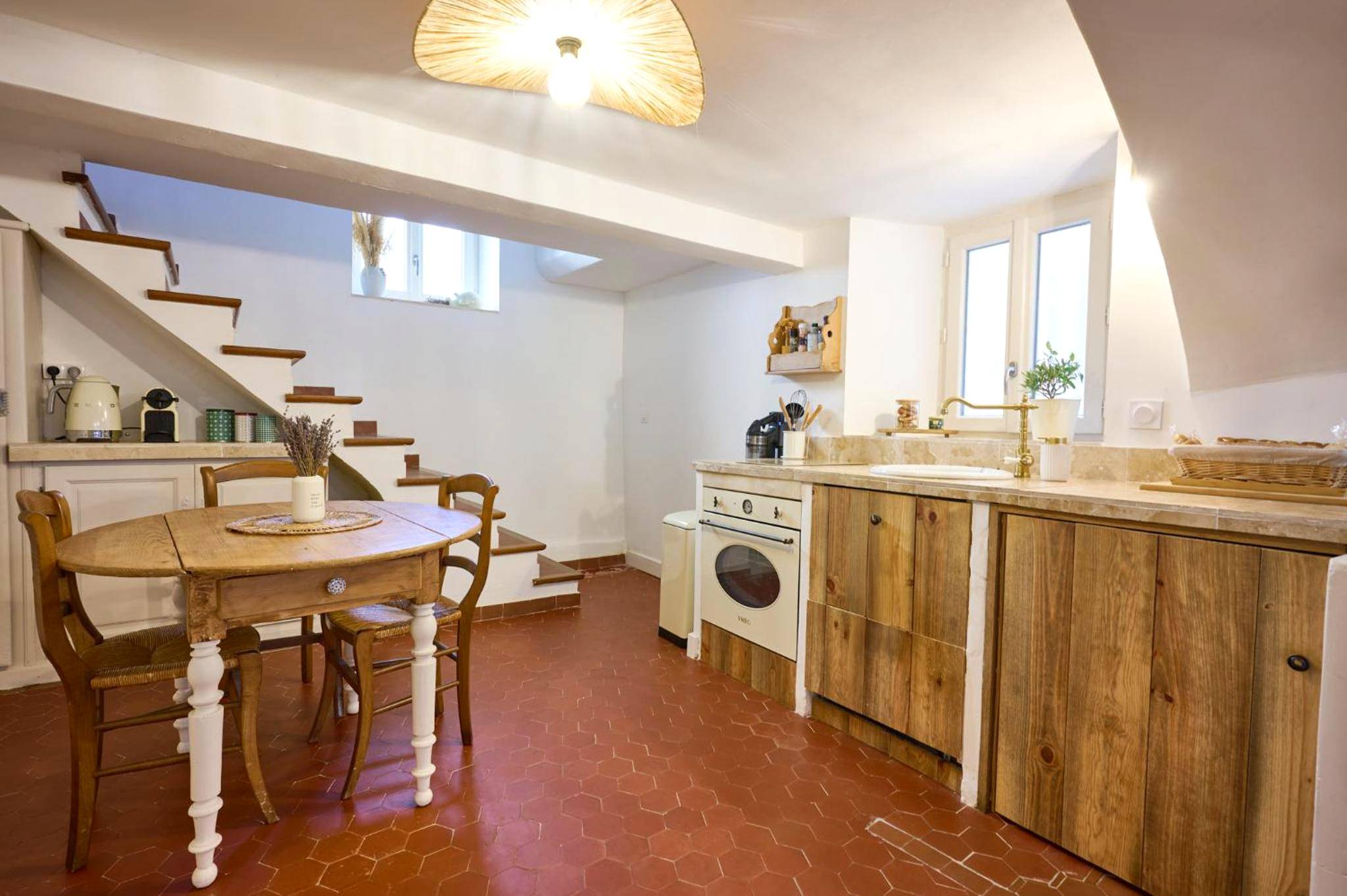 Cuisine équipée et coin repas rustique - La Recampado