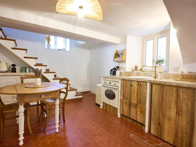 Cuisine équipée et coin repas rustique - La Recampado
