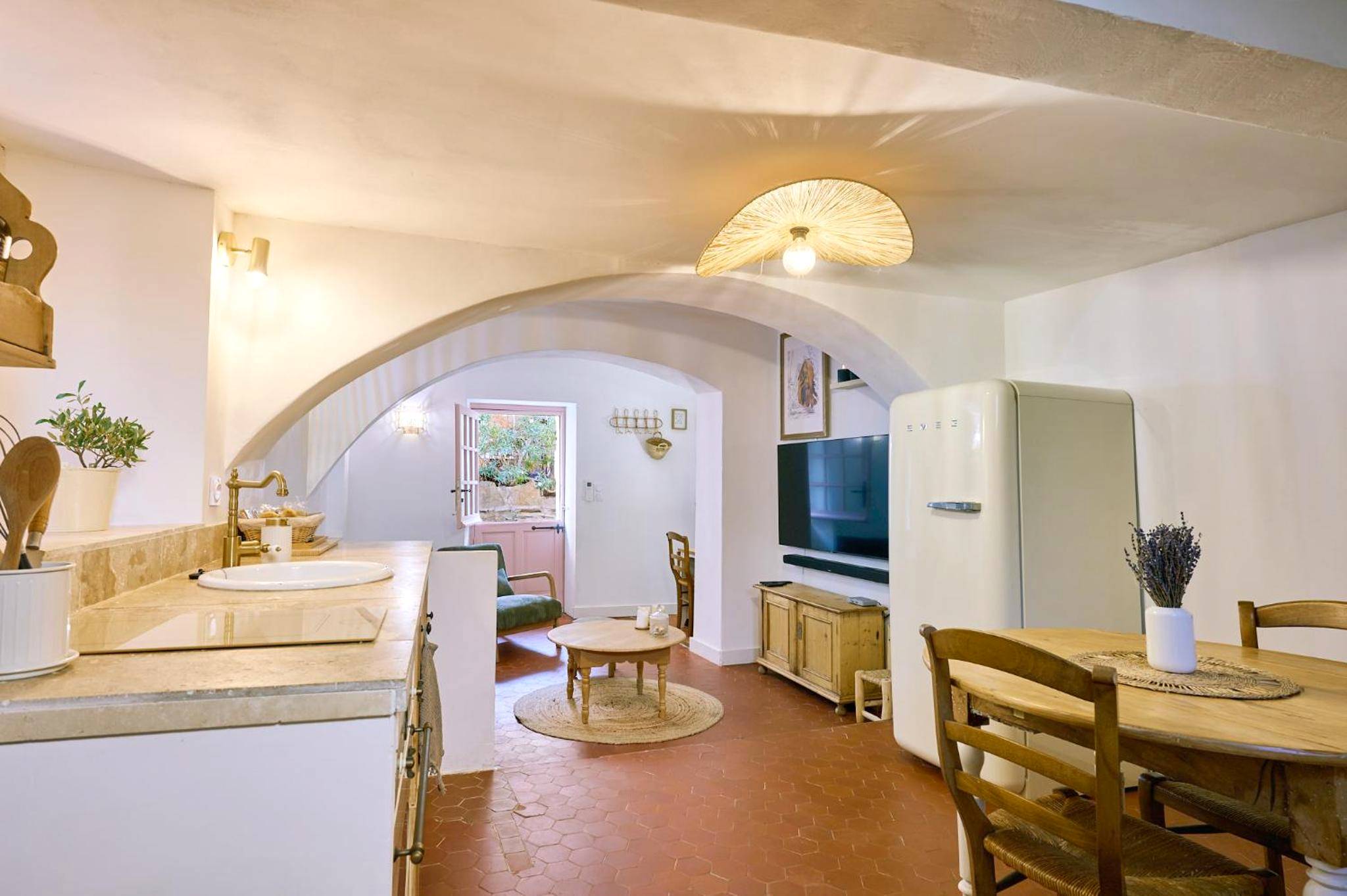 Espace de vie ouvert sous voûte en pierre - La Recampado