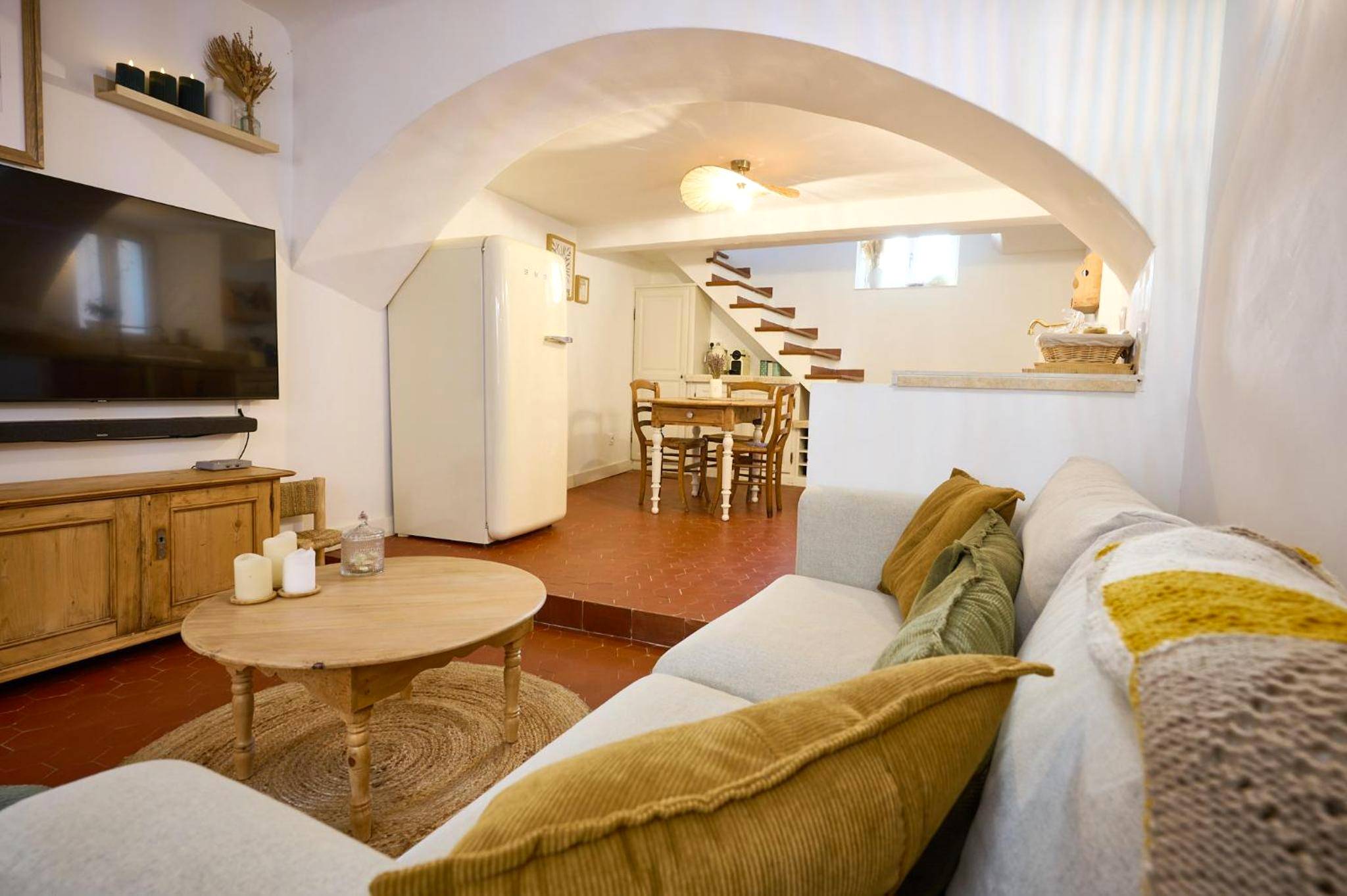 Salon chaleureux avec canapé et table basse - La Recampado