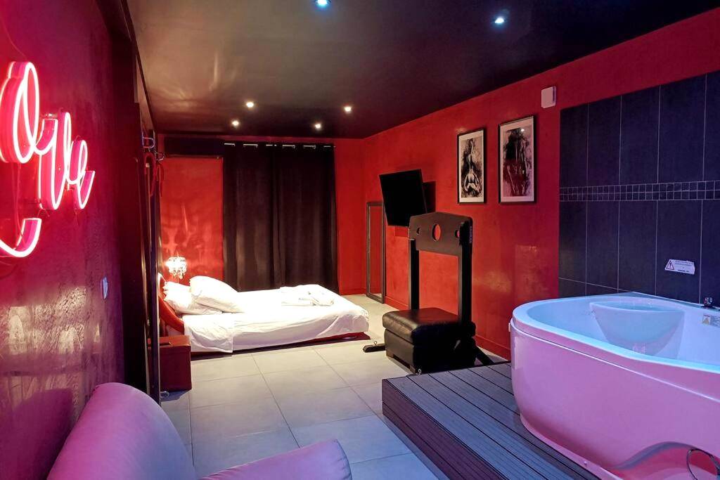 Suite romantique avec jacuzzi et néon Love - Appartement balnéo et sauna privés The Red Room