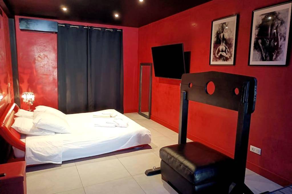 Photo du logement - Appartement balnéo et sauna privés The Red Room