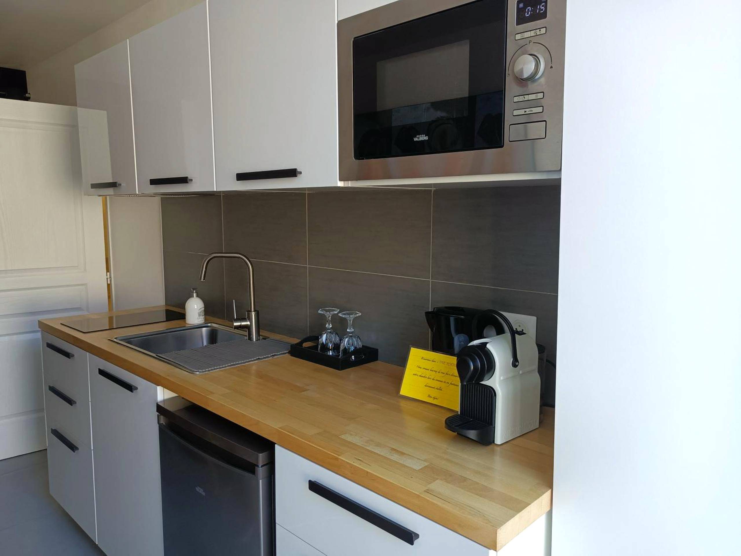 Kitchenette équipée avec machine à café - Appartement balnéo et sauna privés The Red Room