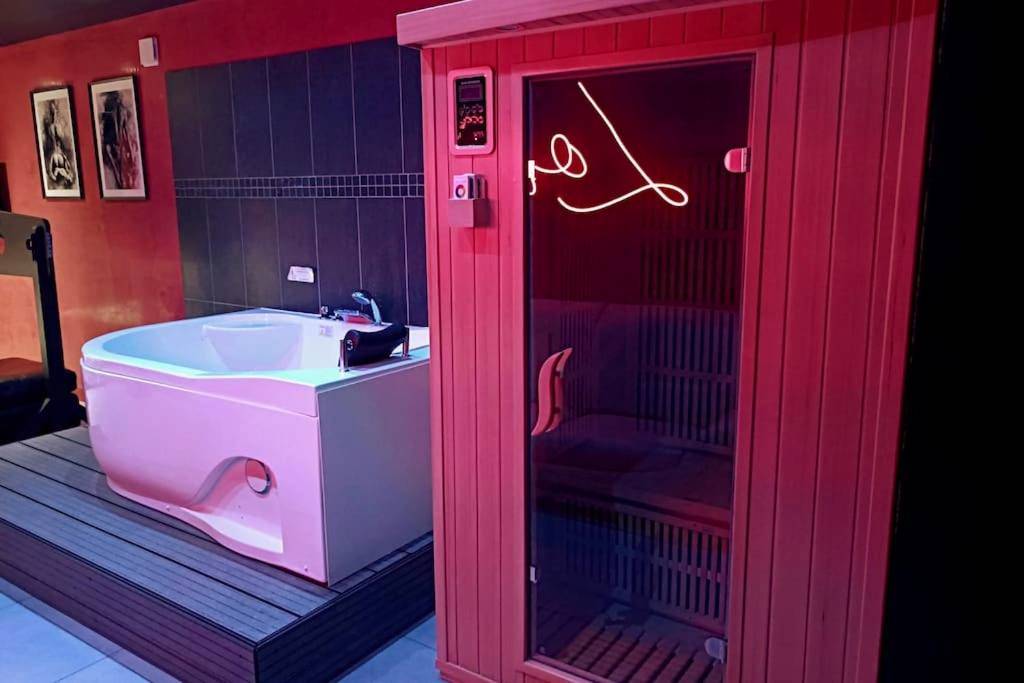 Photo du logement - Appartement balnéo et sauna privés The Red Room - Mauguio
