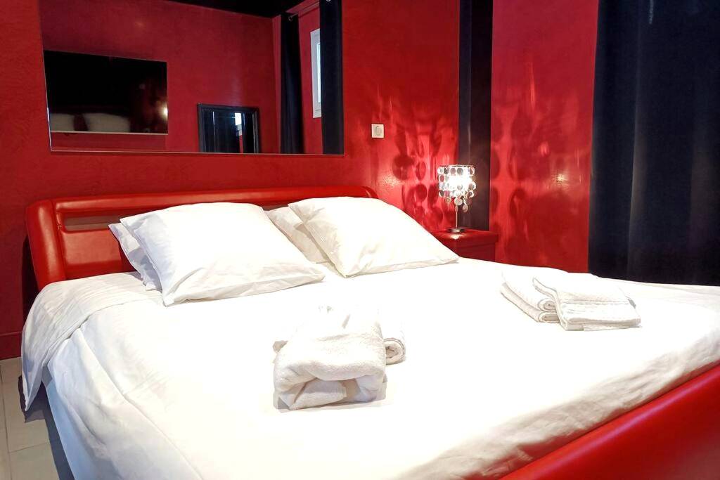 Photo du logement - Appartement balnéo et sauna privés The Red Room