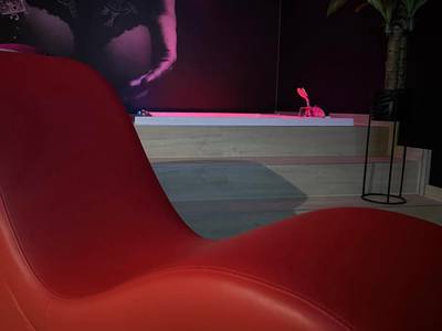 Fauteuil tantrique rouge devant le jacuzzi - L'Écrin de Saint - Red Room by Loveroomeo