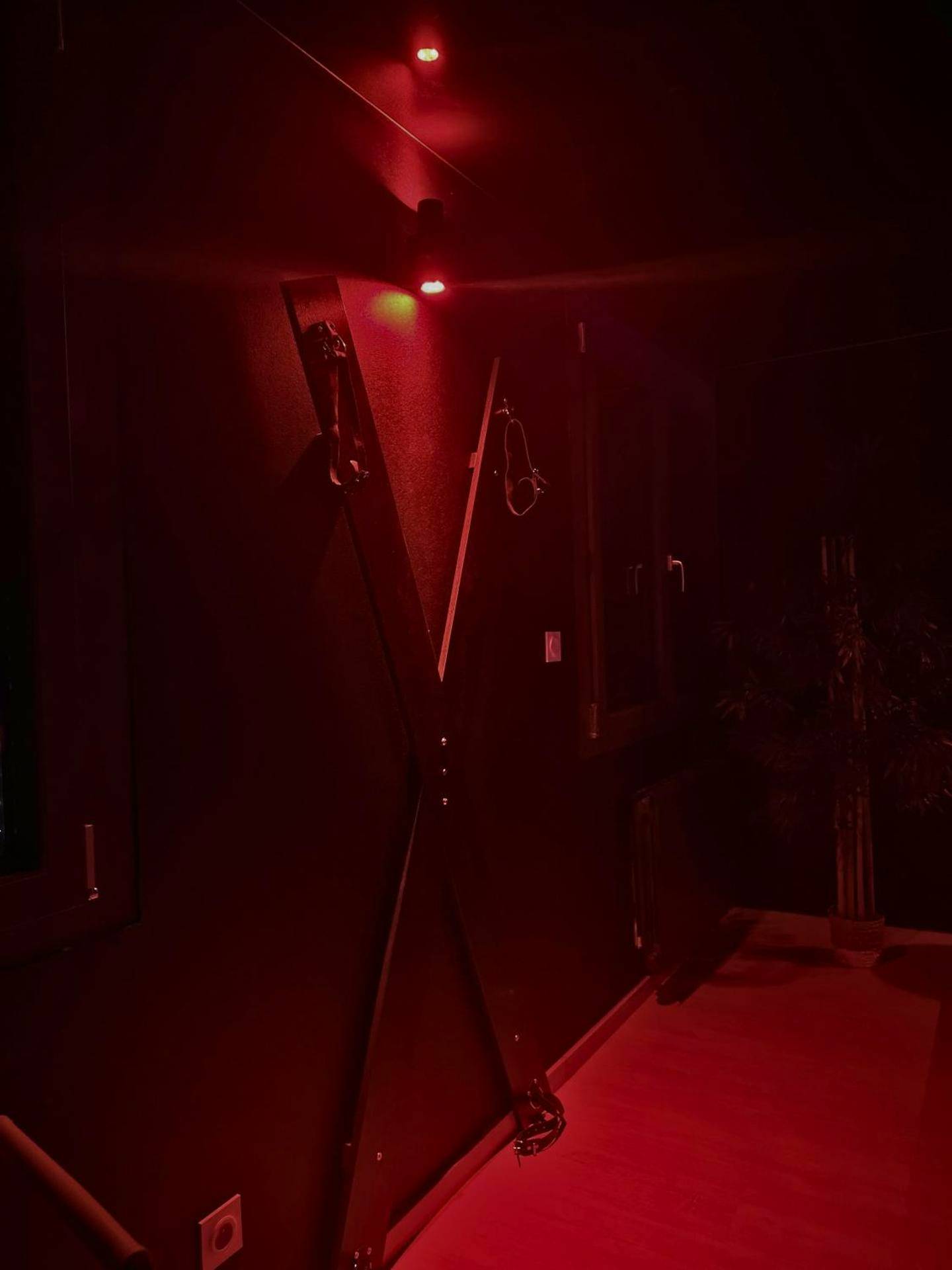 Croix de Saint - André dans une ambiance tamisée - L'Écrin de Saint - Red Room by Loveroomeo