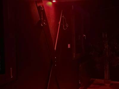 Croix de Saint - André dans une ambiance tamisée - L'Écrin de Saint - Red Room by Loveroomeo