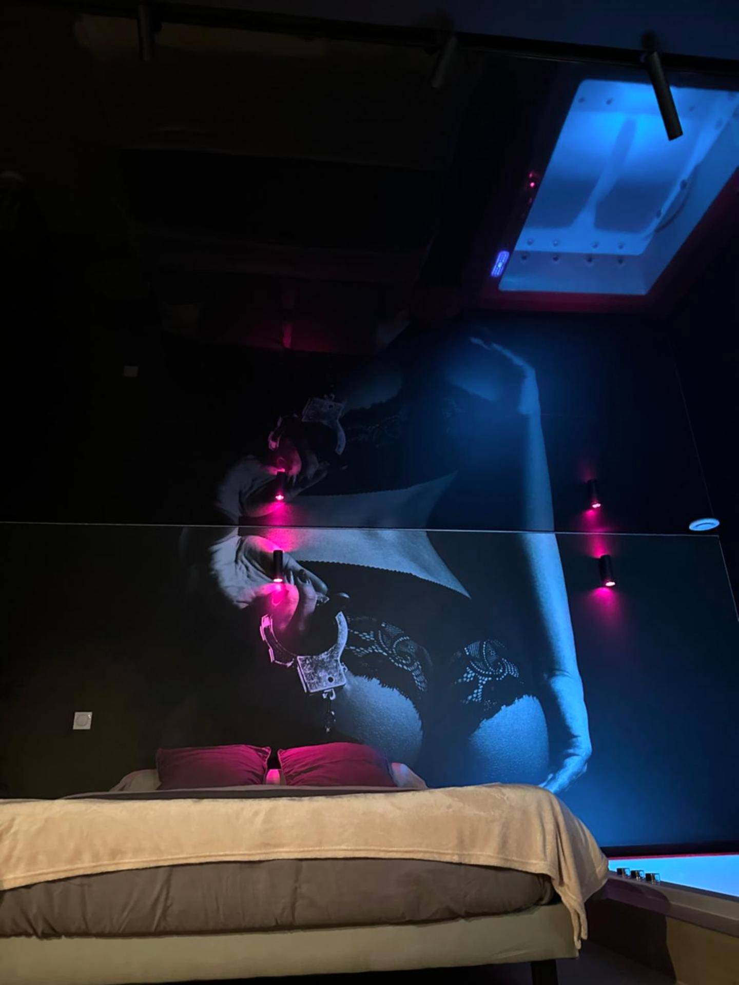 Miroir au plafond au - dessus du lit - L'Écrin de Saint - Red Room by Loveroomeo