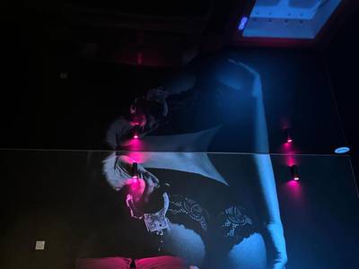 Miroir au plafond au - dessus du lit - L'Écrin de Saint - Red Room by Loveroomeo