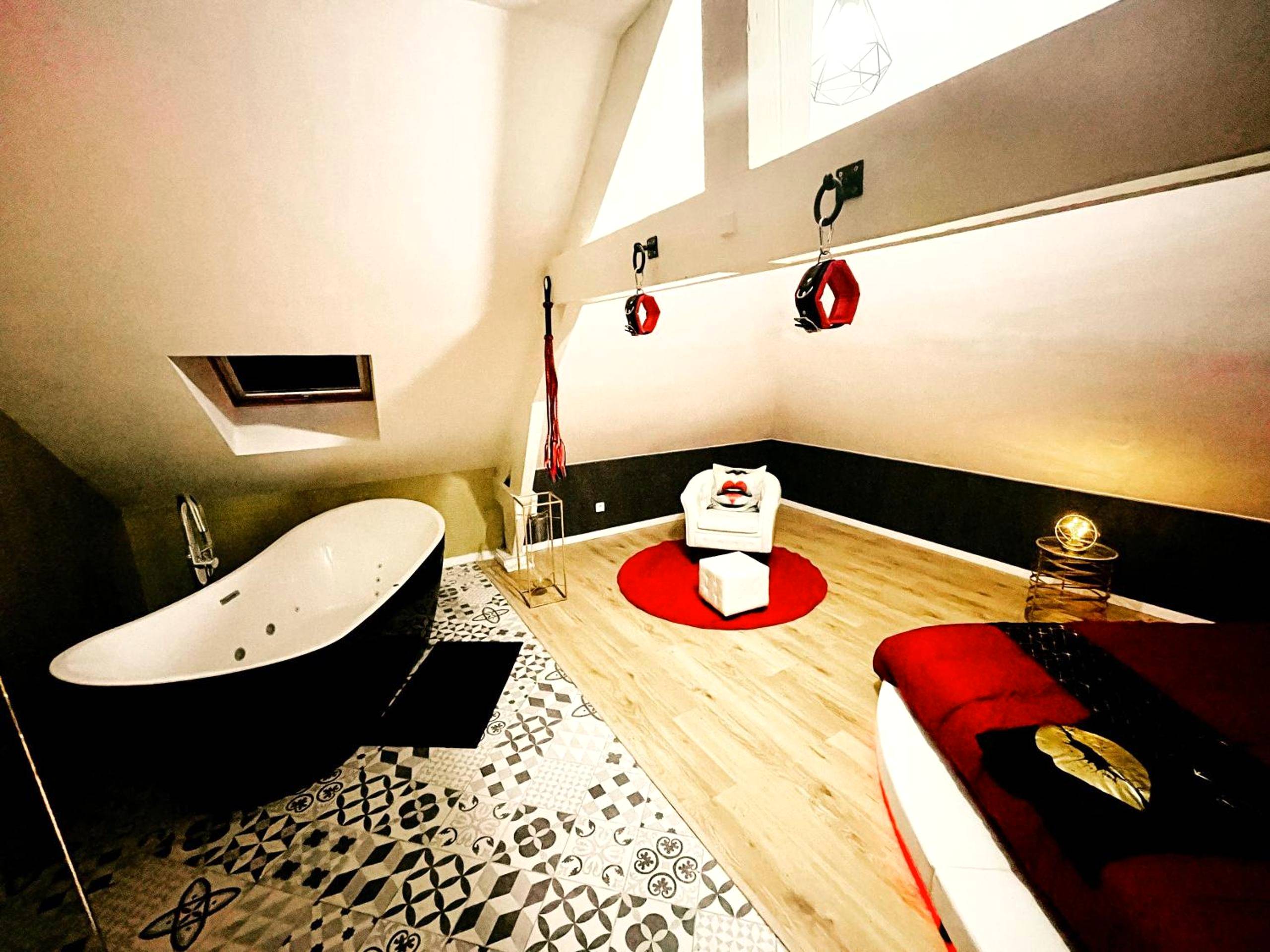 Vue du logement - Love Room Douchy - les - Mines - Redroom Loveroom Chambre Spa privative Insolite Thème 50 nuances de grey