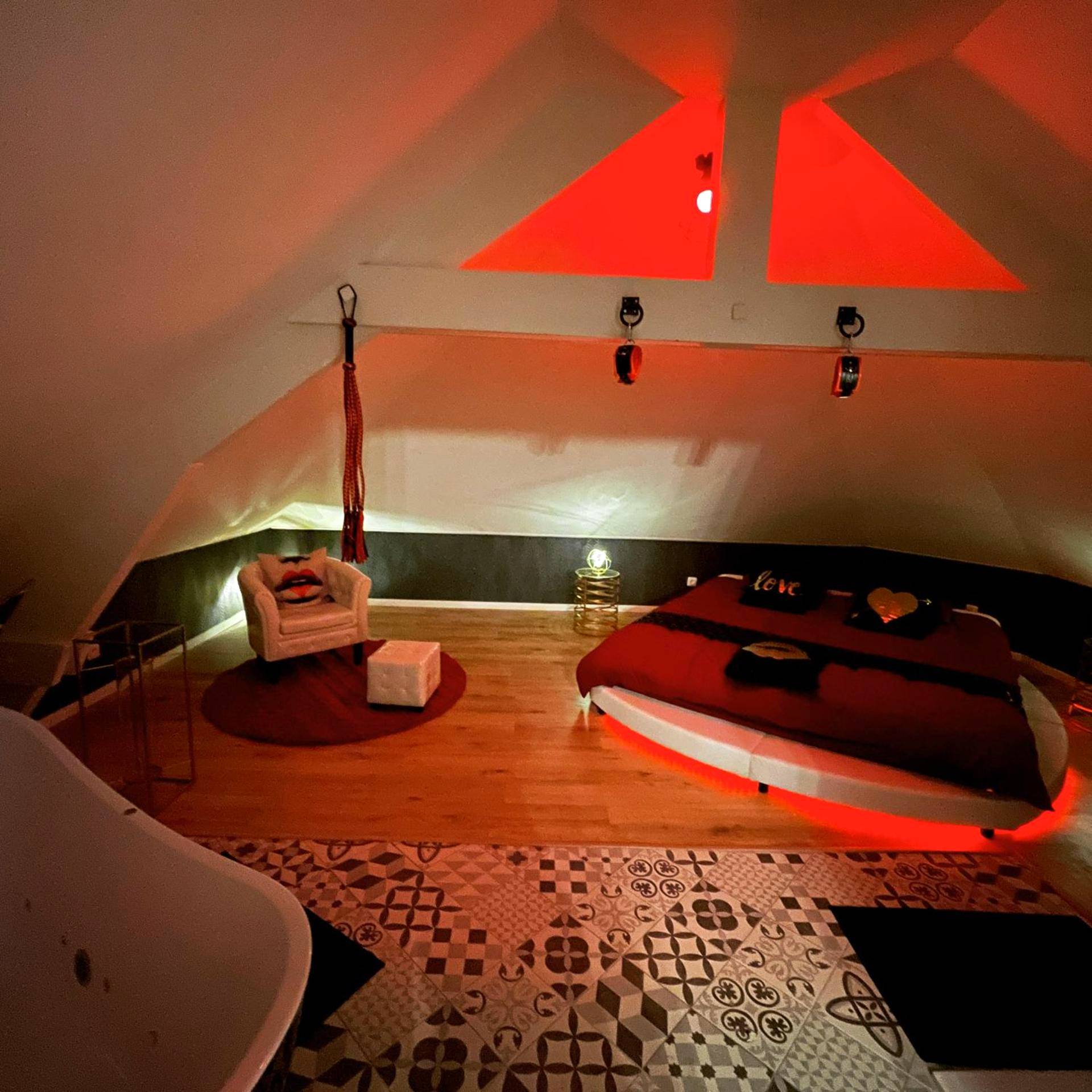 Vue du logement - Redroom Loveroom Chambre Spa privative Insolite Thème 50 nuances de grey