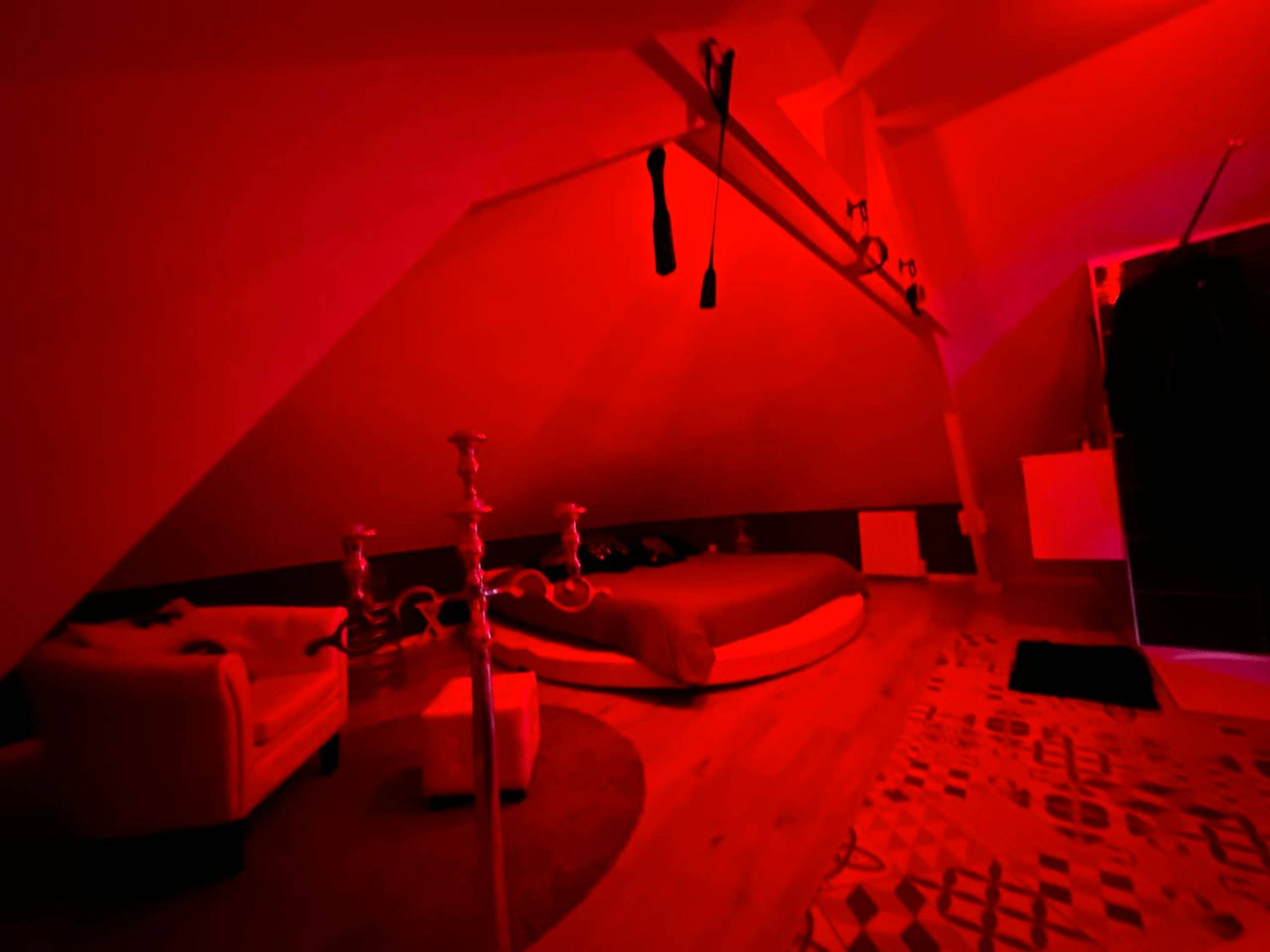 Photo du logement - Redroom Loveroom Chambre Spa privative Insolite Thème 50 nuances de grey