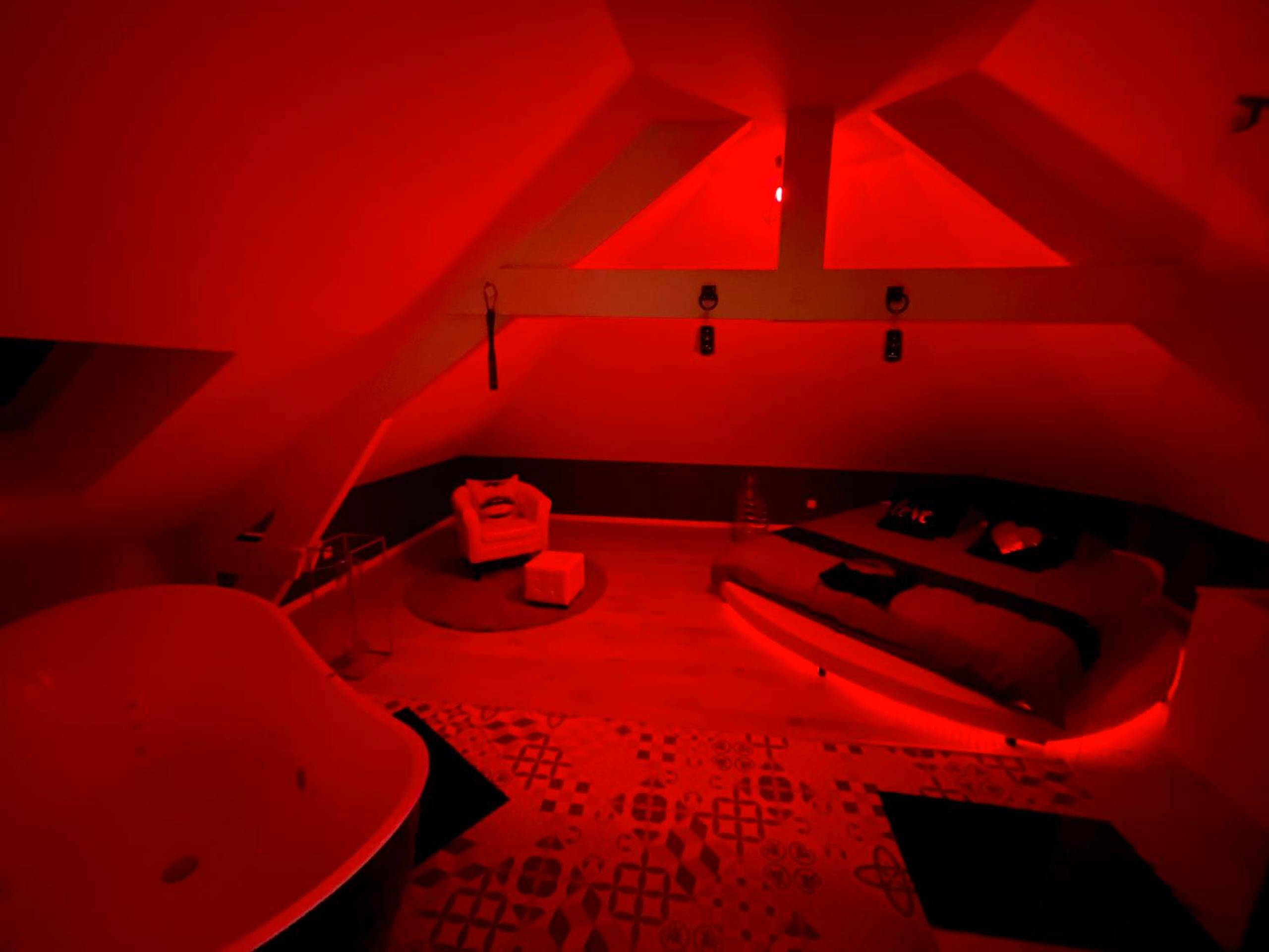 Photo du logement - Redroom Loveroom Chambre Spa privative Insolite Thème 50 nuances de grey