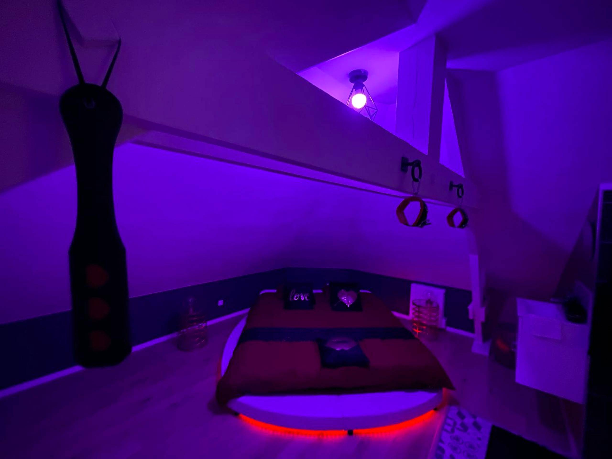 Photo du logement - Redroom Loveroom Chambre Spa privative Insolite Thème 50 nuances de grey - Trith - Saint - Léger