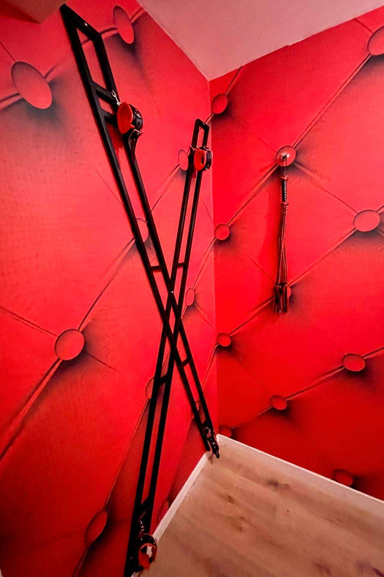 Photo du logement - Redroom Loveroom Chambre Spa privative Insolite Thème 50 nuances de grey