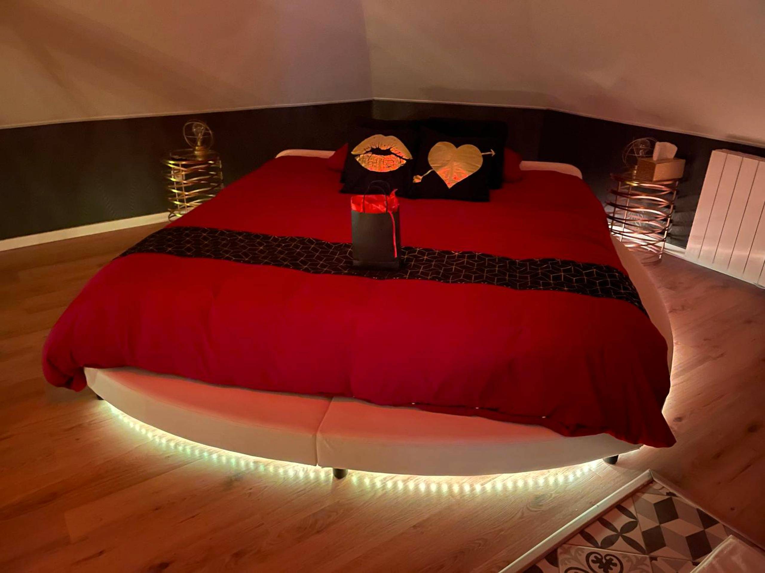 Photo du logement - Redroom Loveroom Chambre Spa privative Insolite Thème 50 nuances de grey
