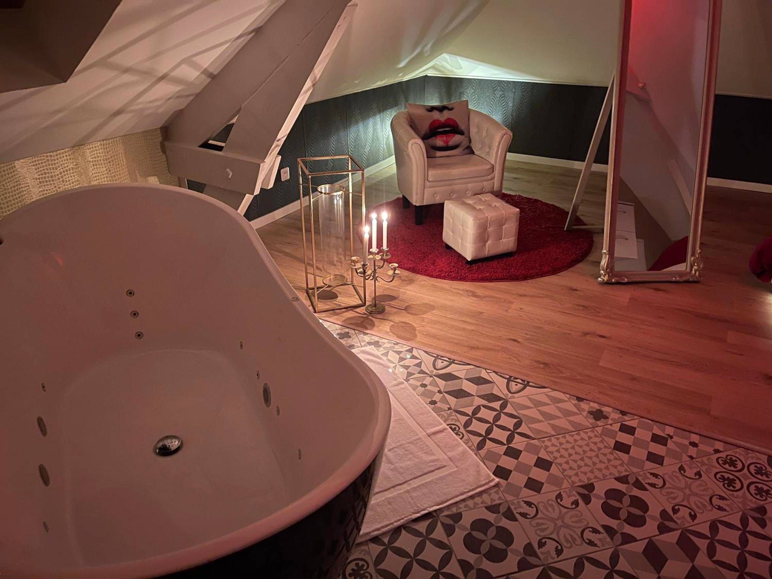 Vue du logement - Redroom Loveroom Chambre Spa privative Insolite Thème 50 nuances de grey