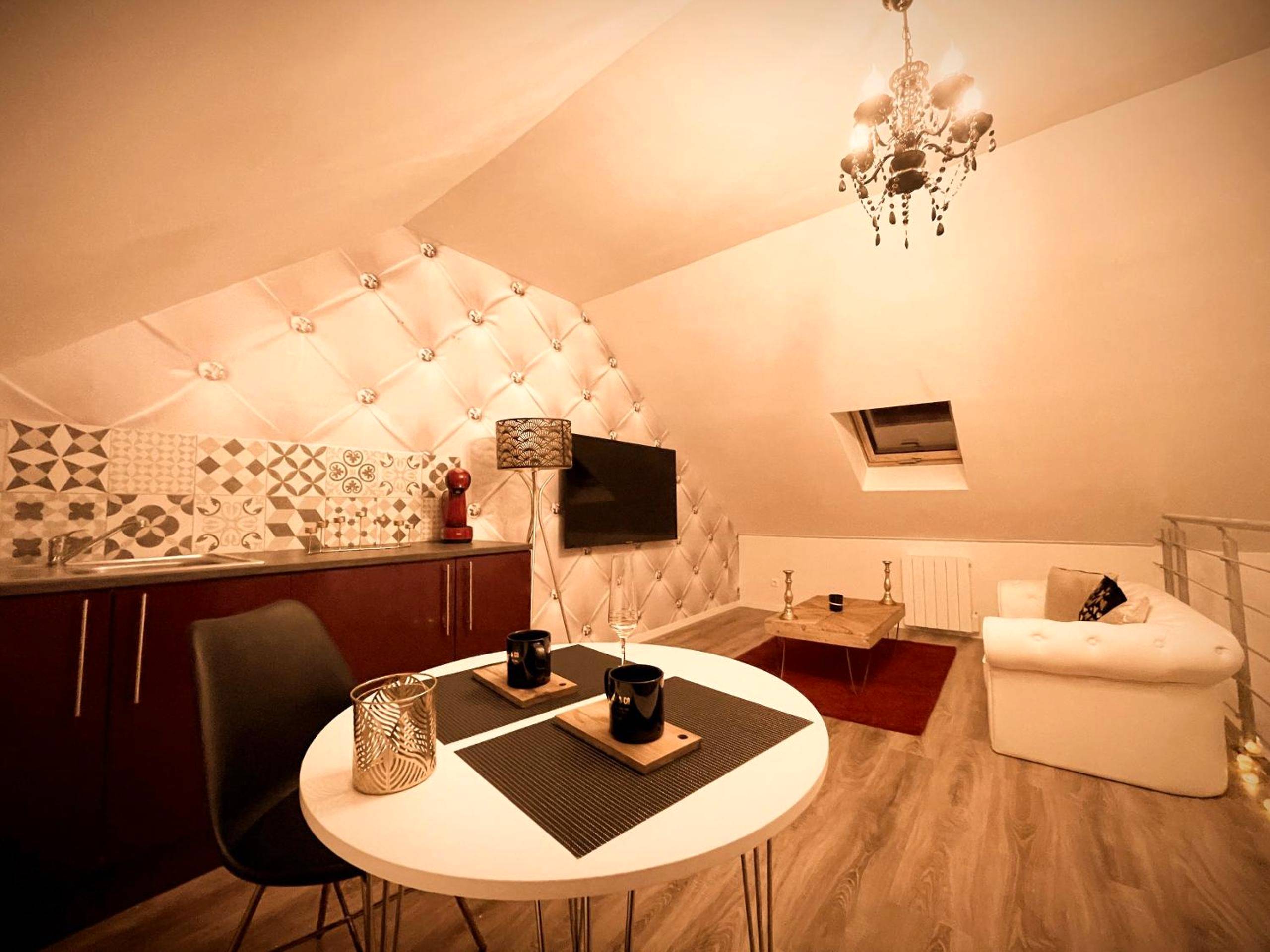 Vue du logement - Redroom Loveroom Chambre Spa privative Insolite Thème 50 nuances de grey