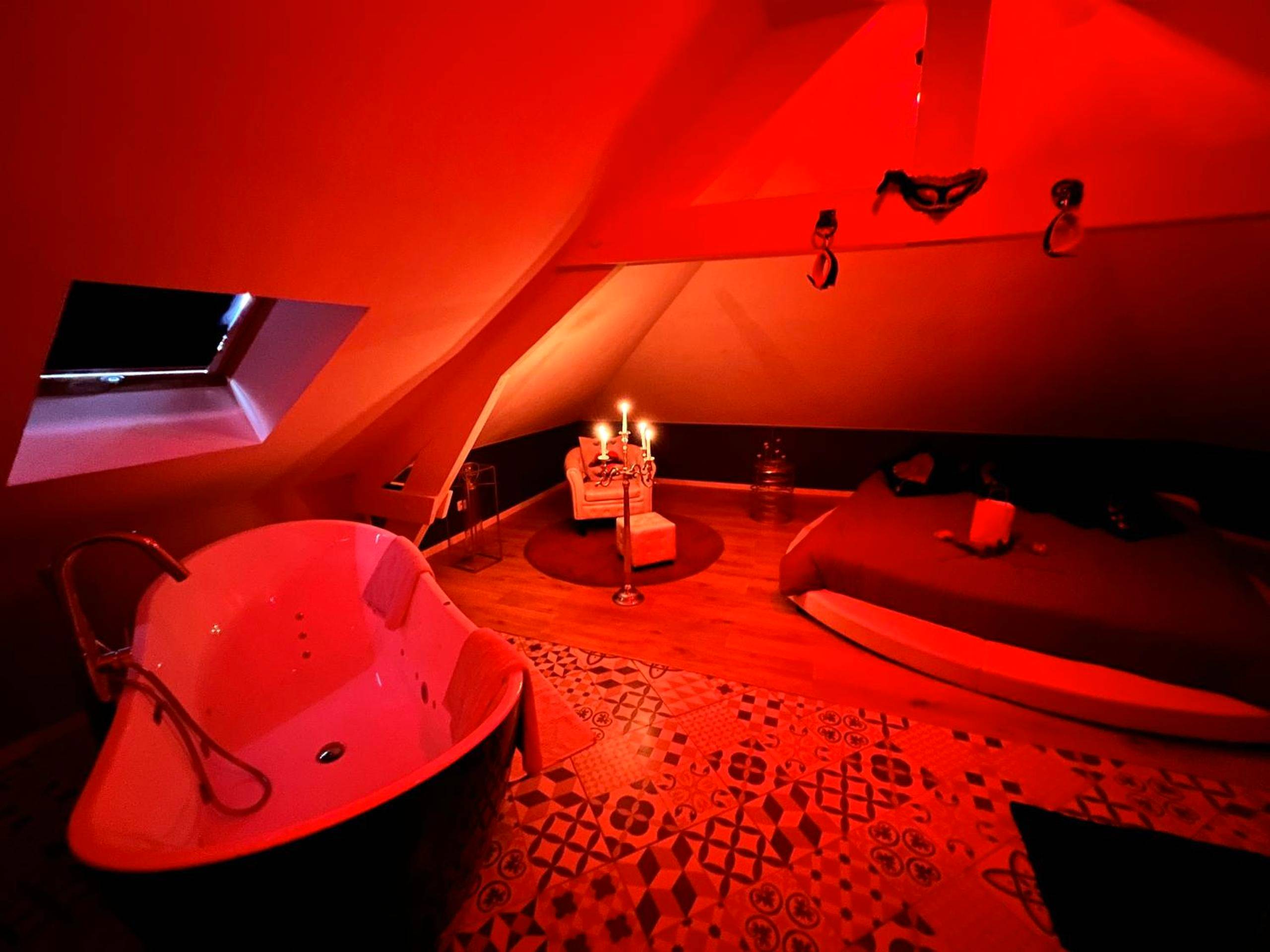 Photo du logement - Redroom Loveroom Chambre Spa privative Insolite Thème 50 nuances de grey